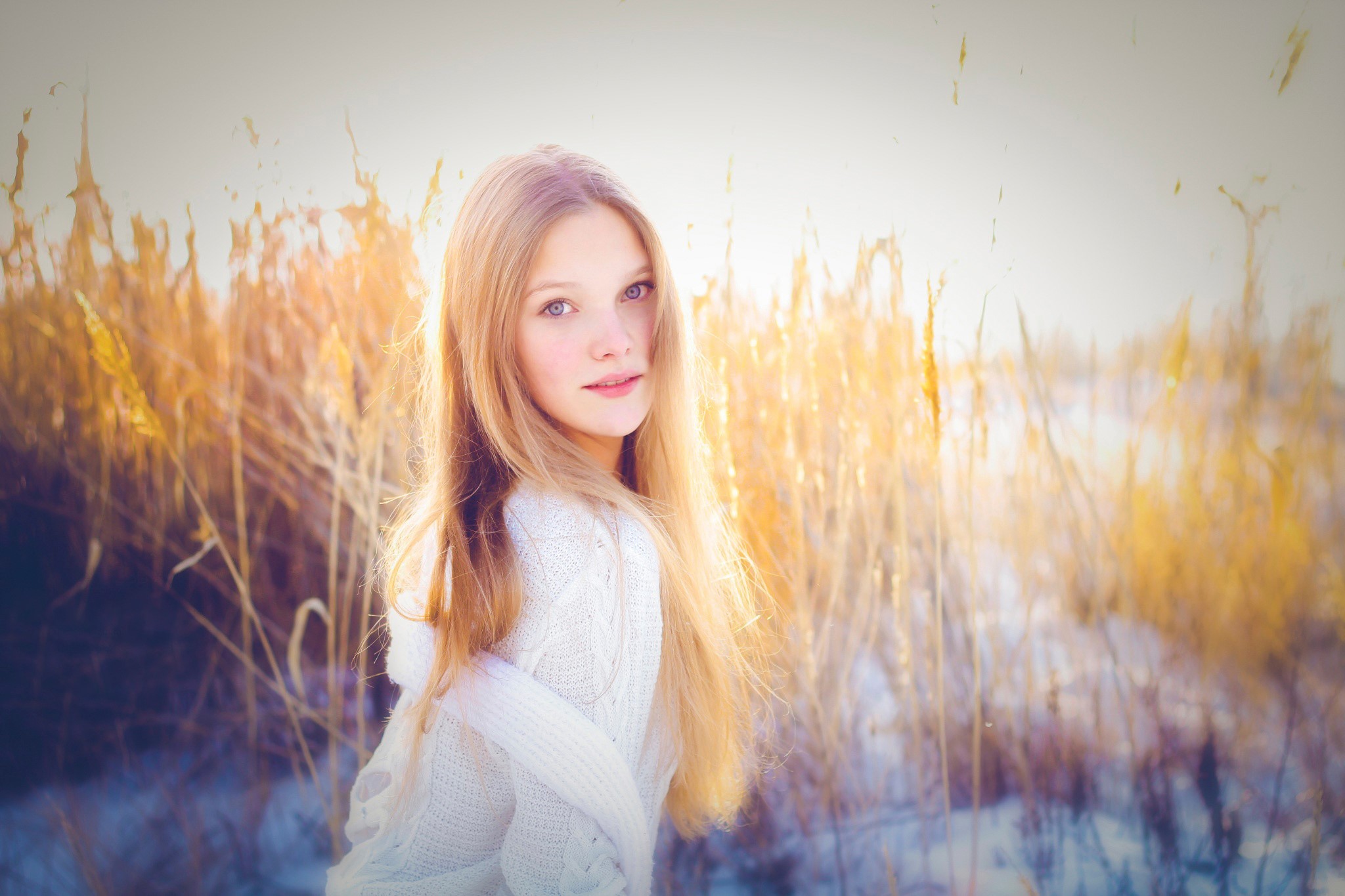 Blonde girl in a white sweater in a field HD Wallpaper
