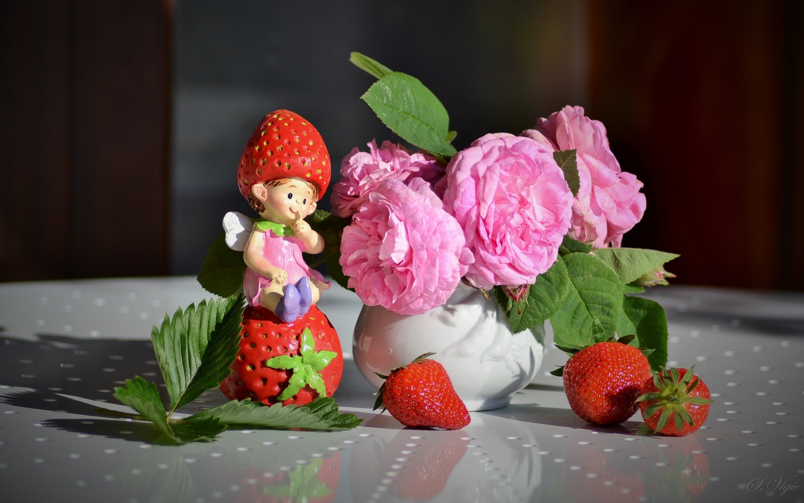 Fairy figurine with strawberries and pink roses HD Wallpaper