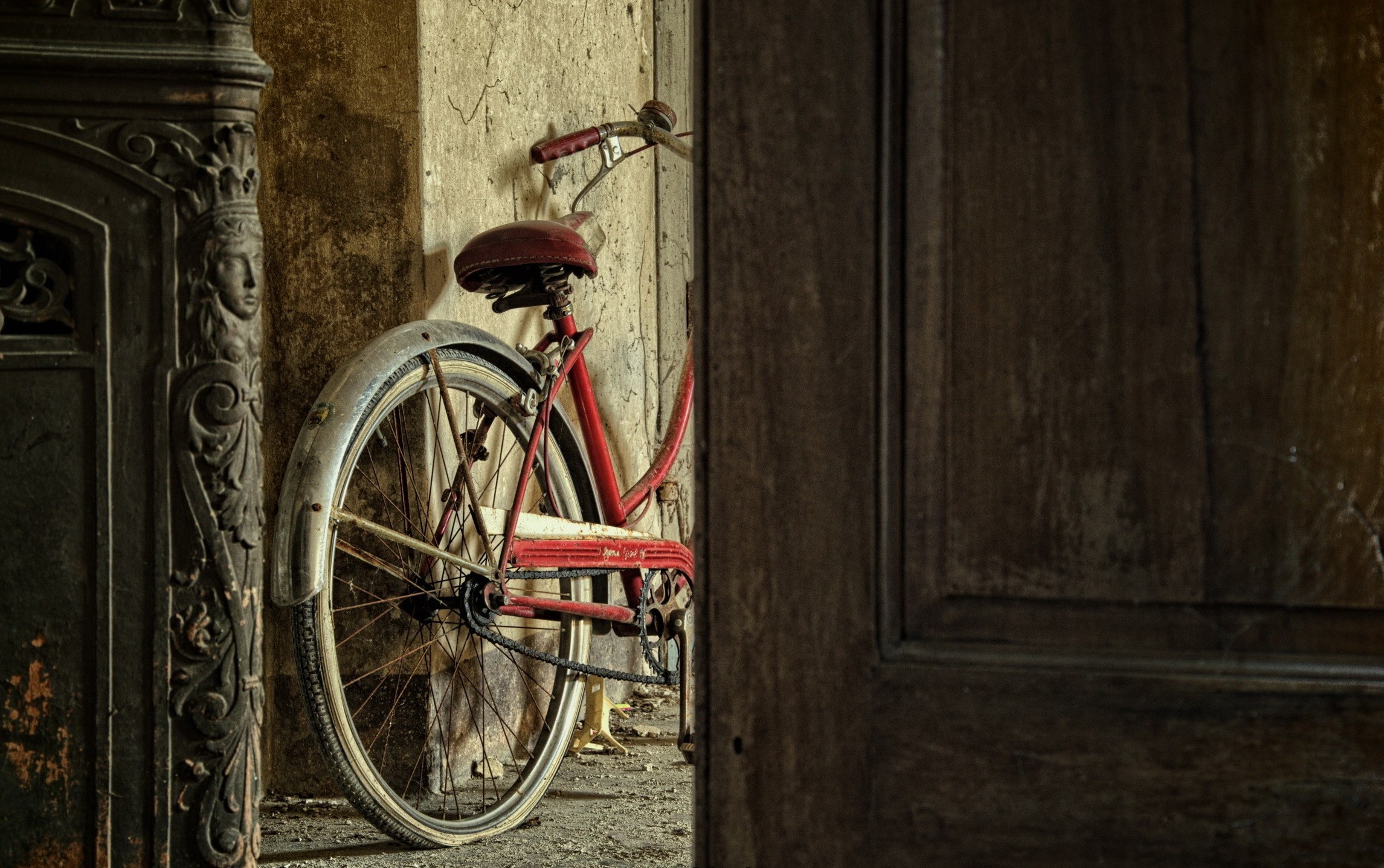 Red bicycle leaning against a wall HD Wallpaper