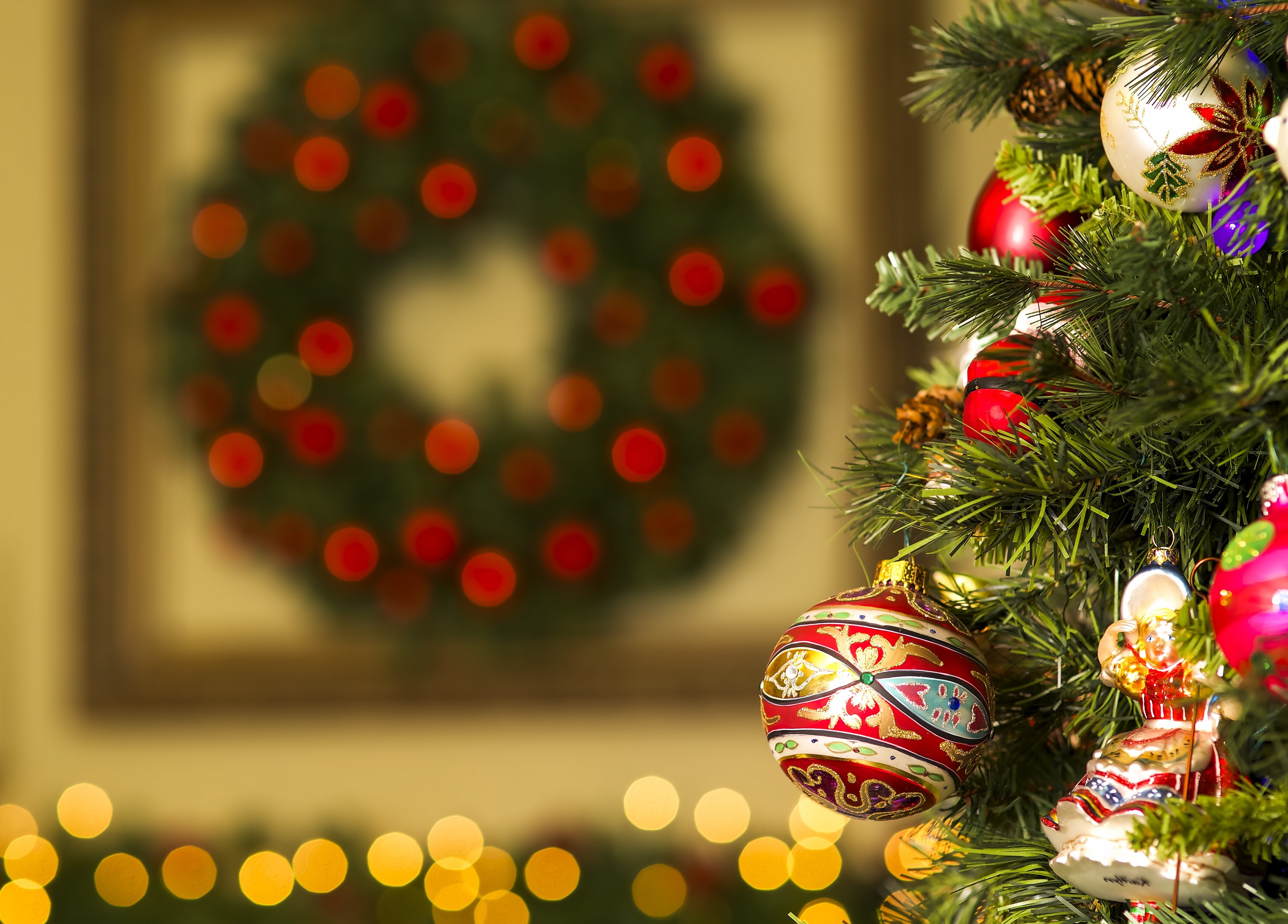 Christmas tree with ornaments and wreath HD Wallpaper