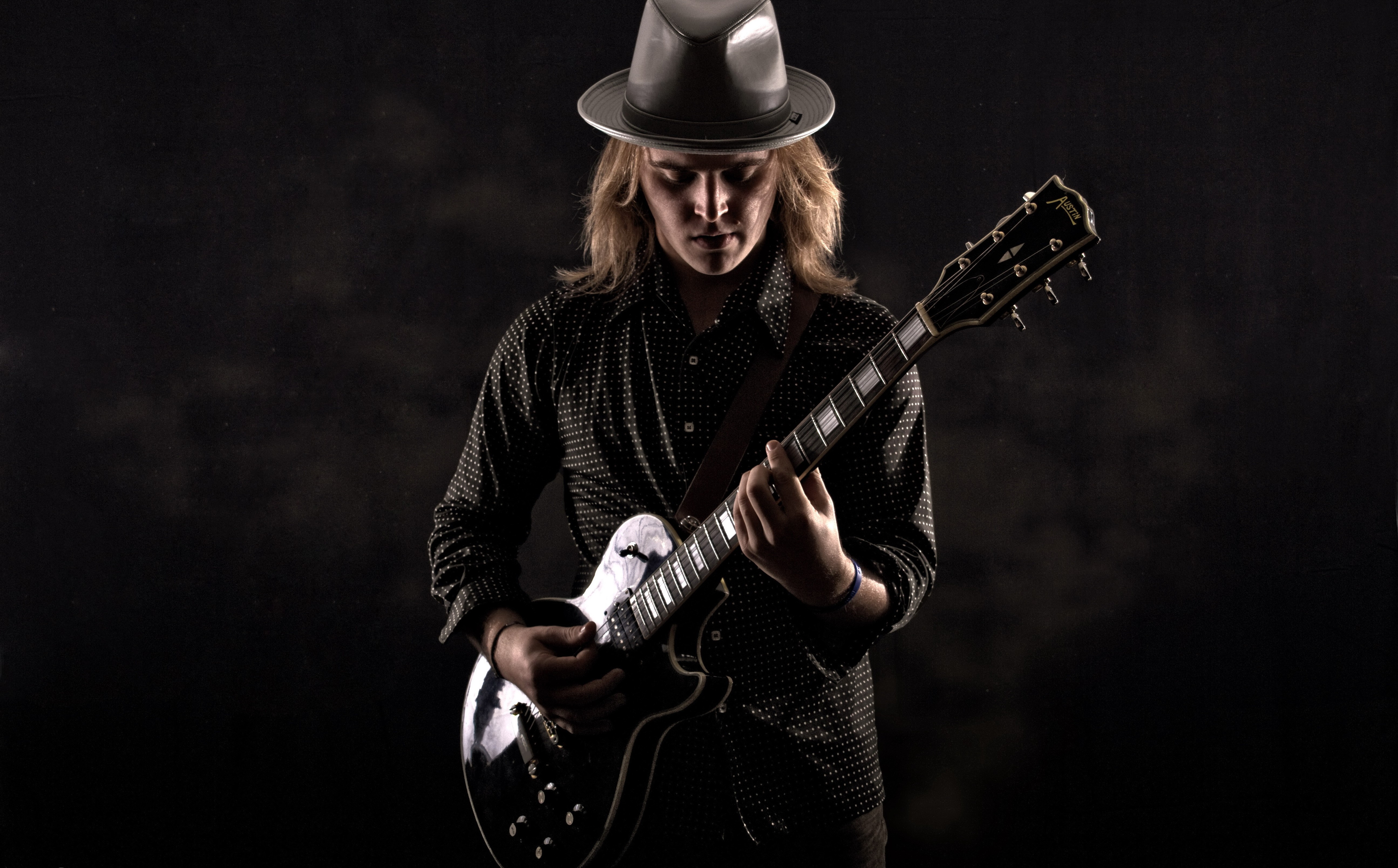 Jake Shepard playing guitar wearing a hat HD Wallpaper
