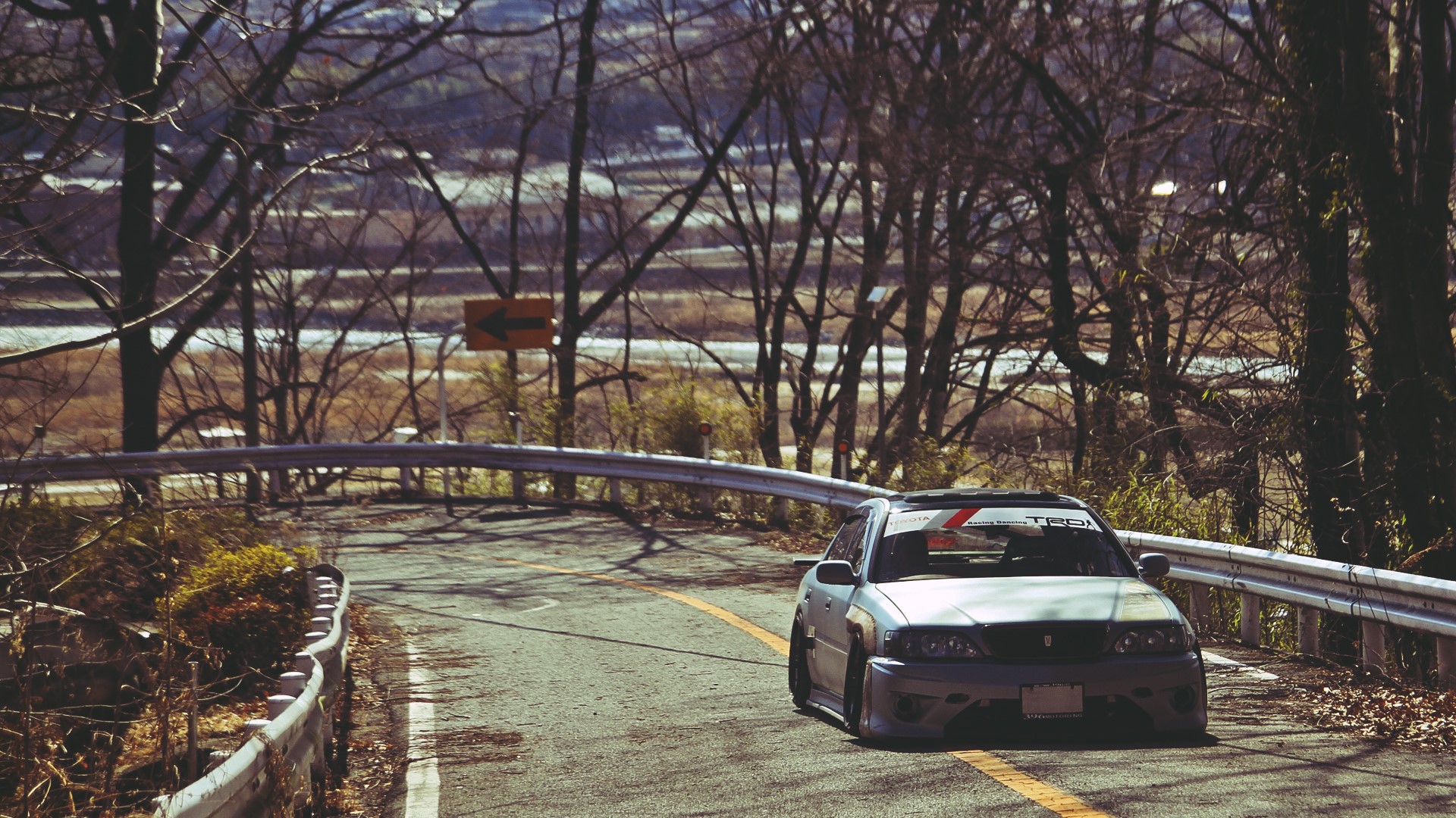 Toyota Cresta on a winding road HD Wallpaper