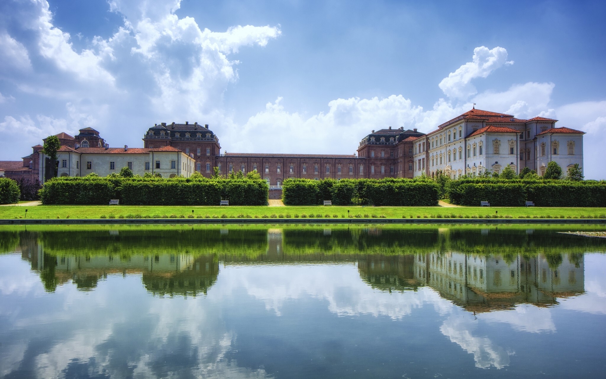 Royal Palace of Venaria with reflection in pond HD Wallpaper