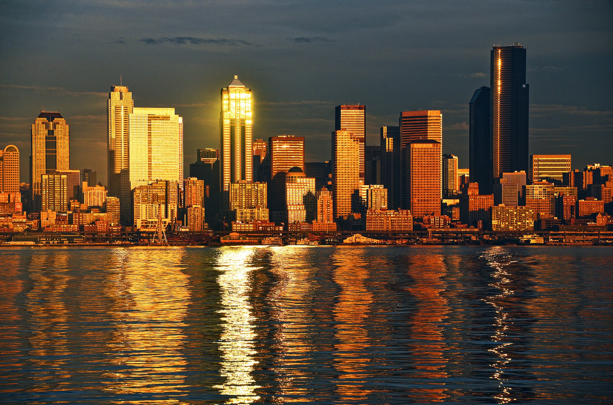 Seattle skyline at sunset with water reflection HD Wallpaper