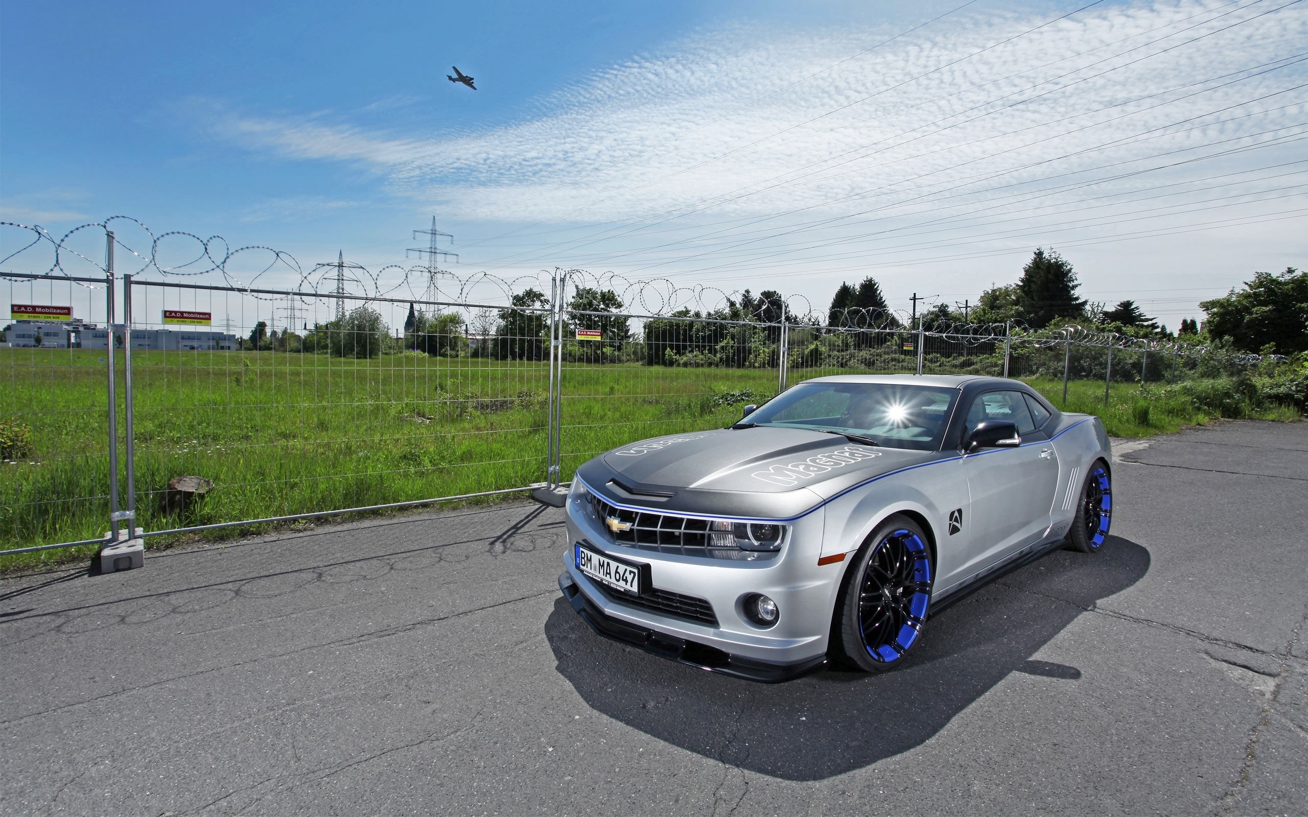 Silver Chevrolet Camaro with blue rims HD Wallpaper