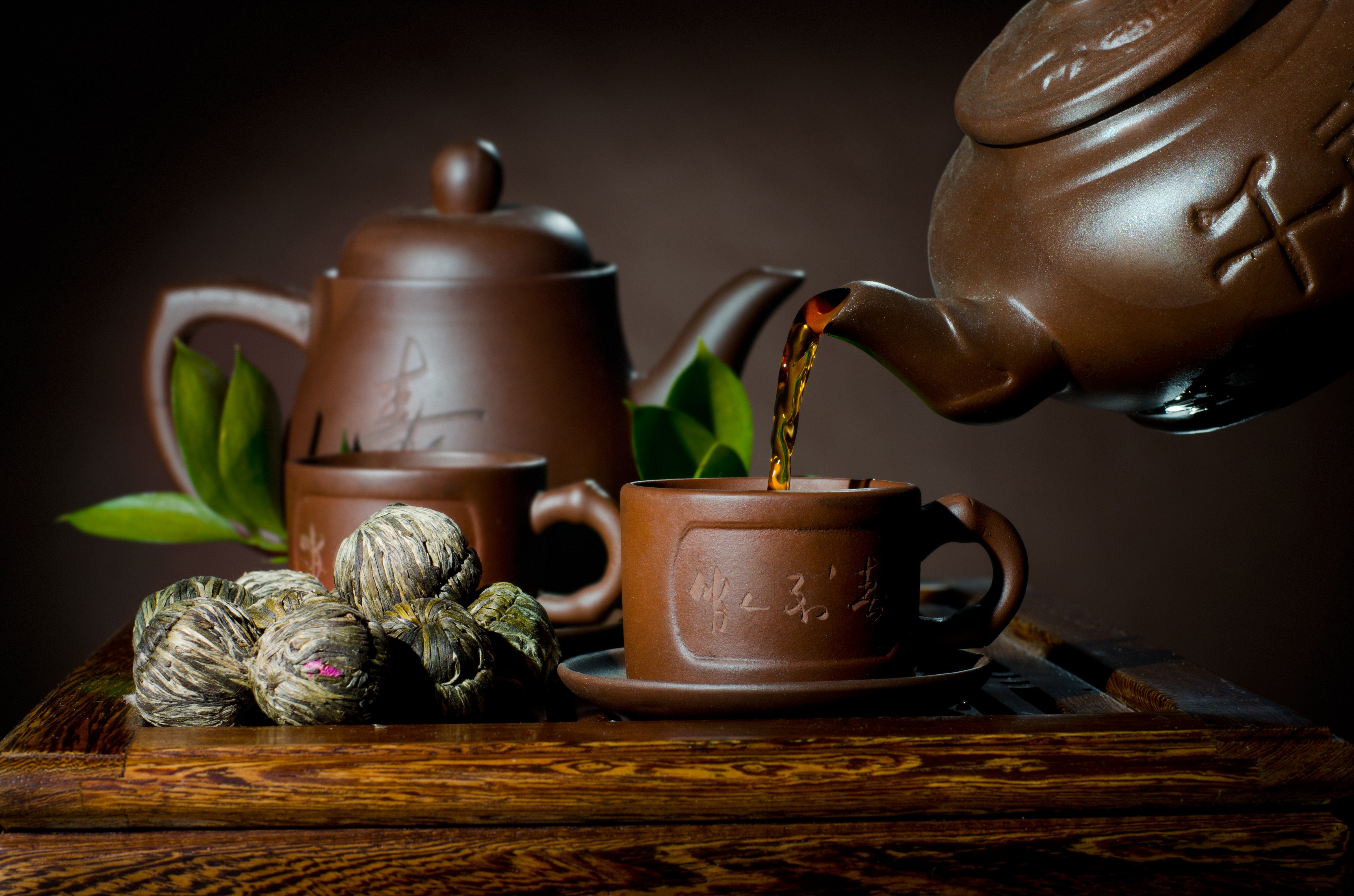 Tea pouring into a cup from a teapot HD Wallpaper