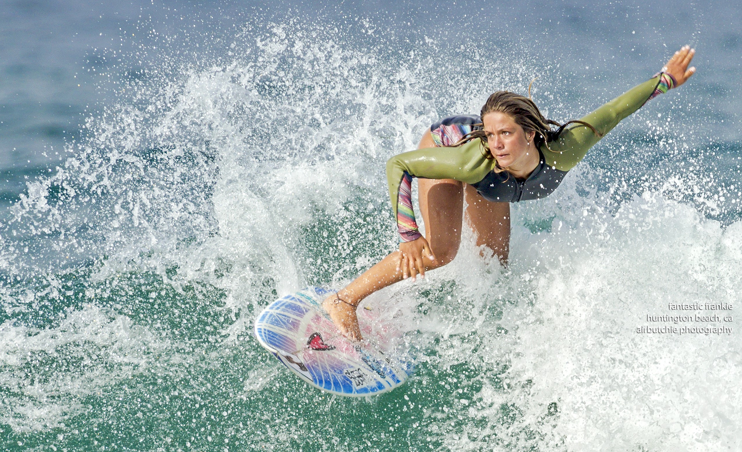 Surfer riding a wave in Huntington Beach HD Wallpaper
