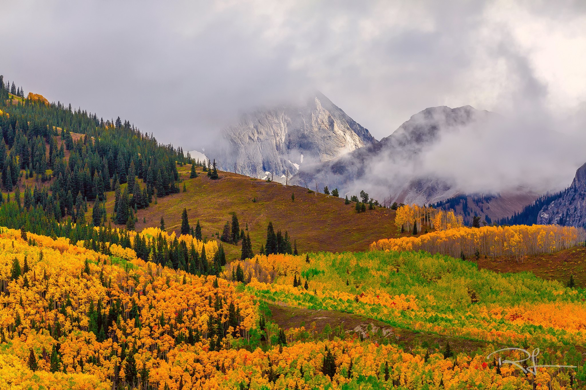 Autumn Mountain Scenery in Colorado with Fog HD Wallpaper