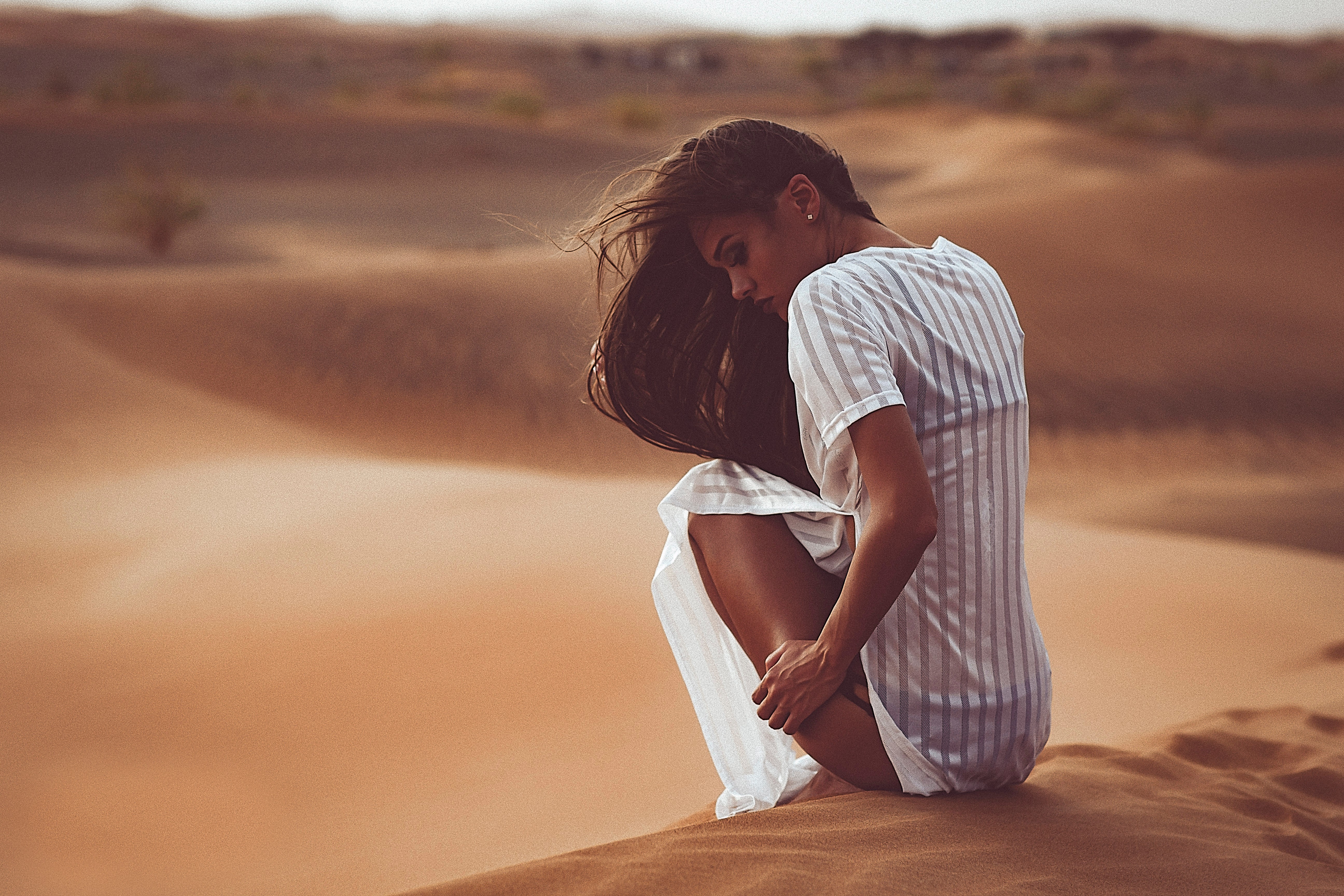 Woman sitting in a desert HD Wallpaper