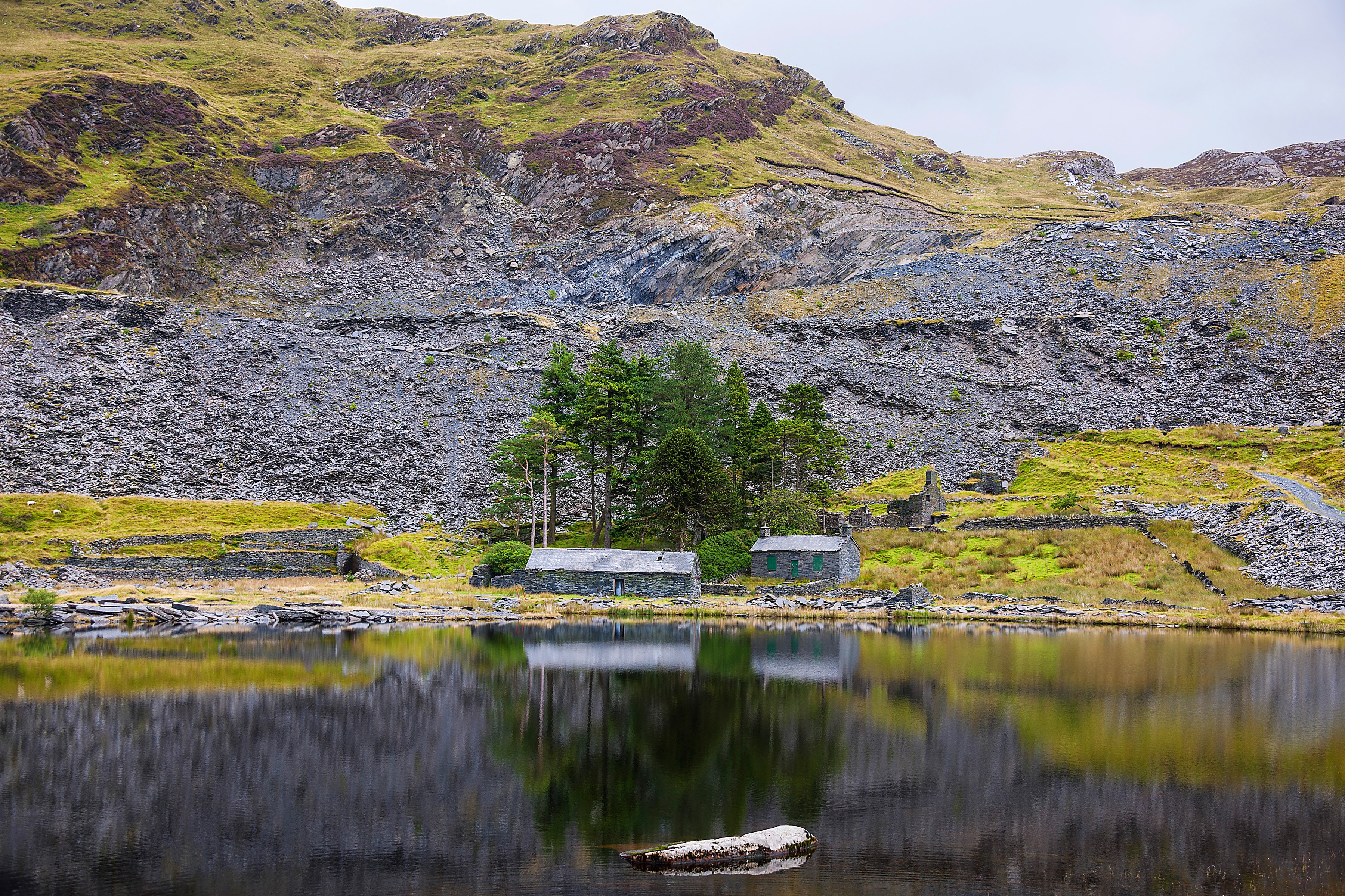 Abandoned quarry buildings by a lake in Snowdonia HD Wallpaper