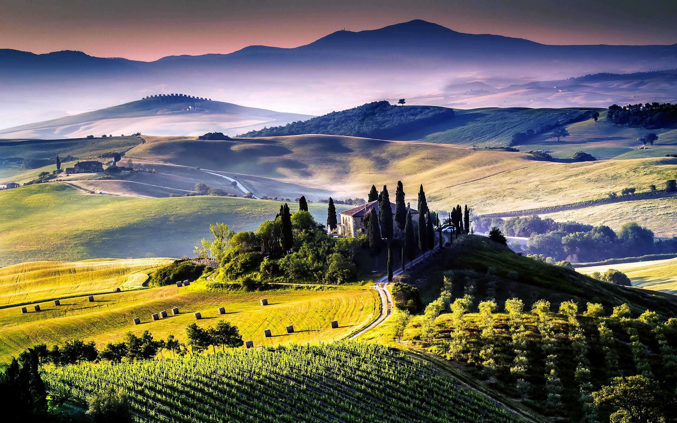 Tuscan Landscape with Rolling Hills and Farmhouse HD Wallpaper