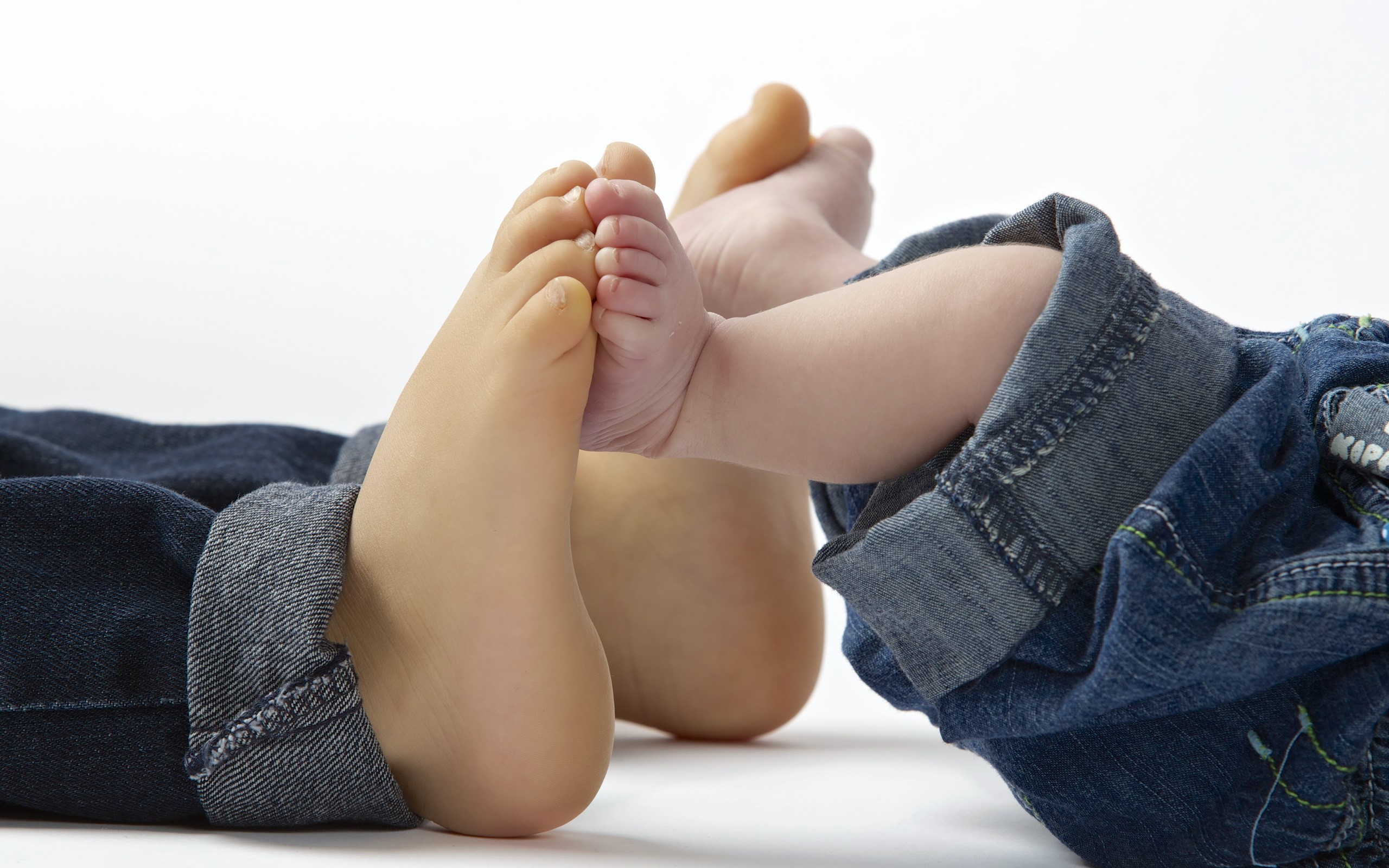 Two pairs of legs in jeans HD Wallpaper
