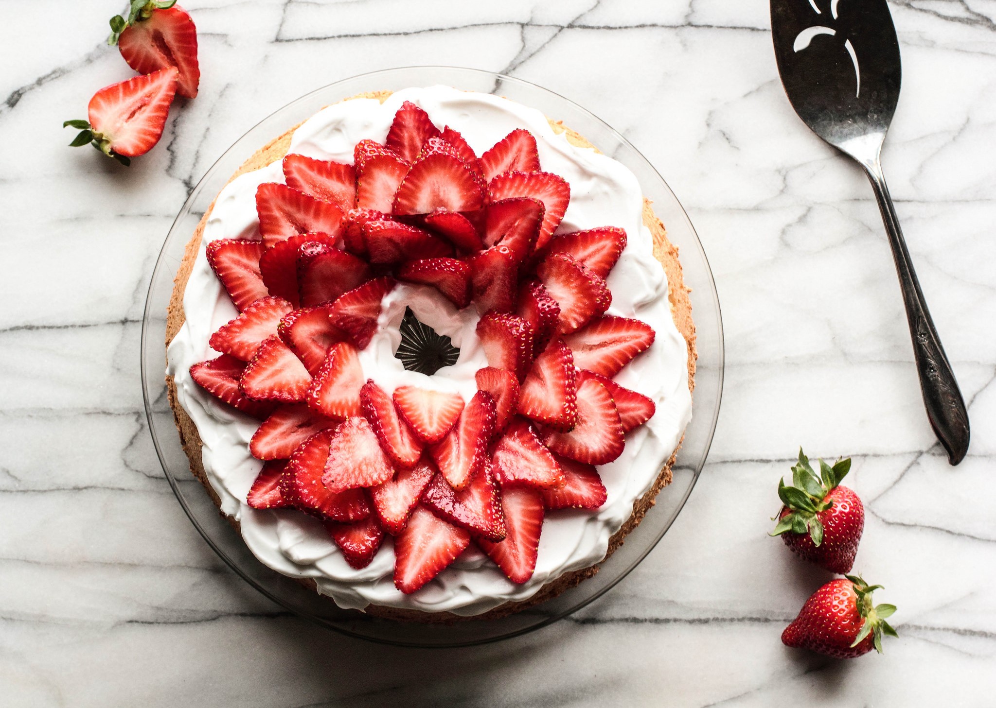 Angel food cake with strawberries and whipped cream HD Wallpaper