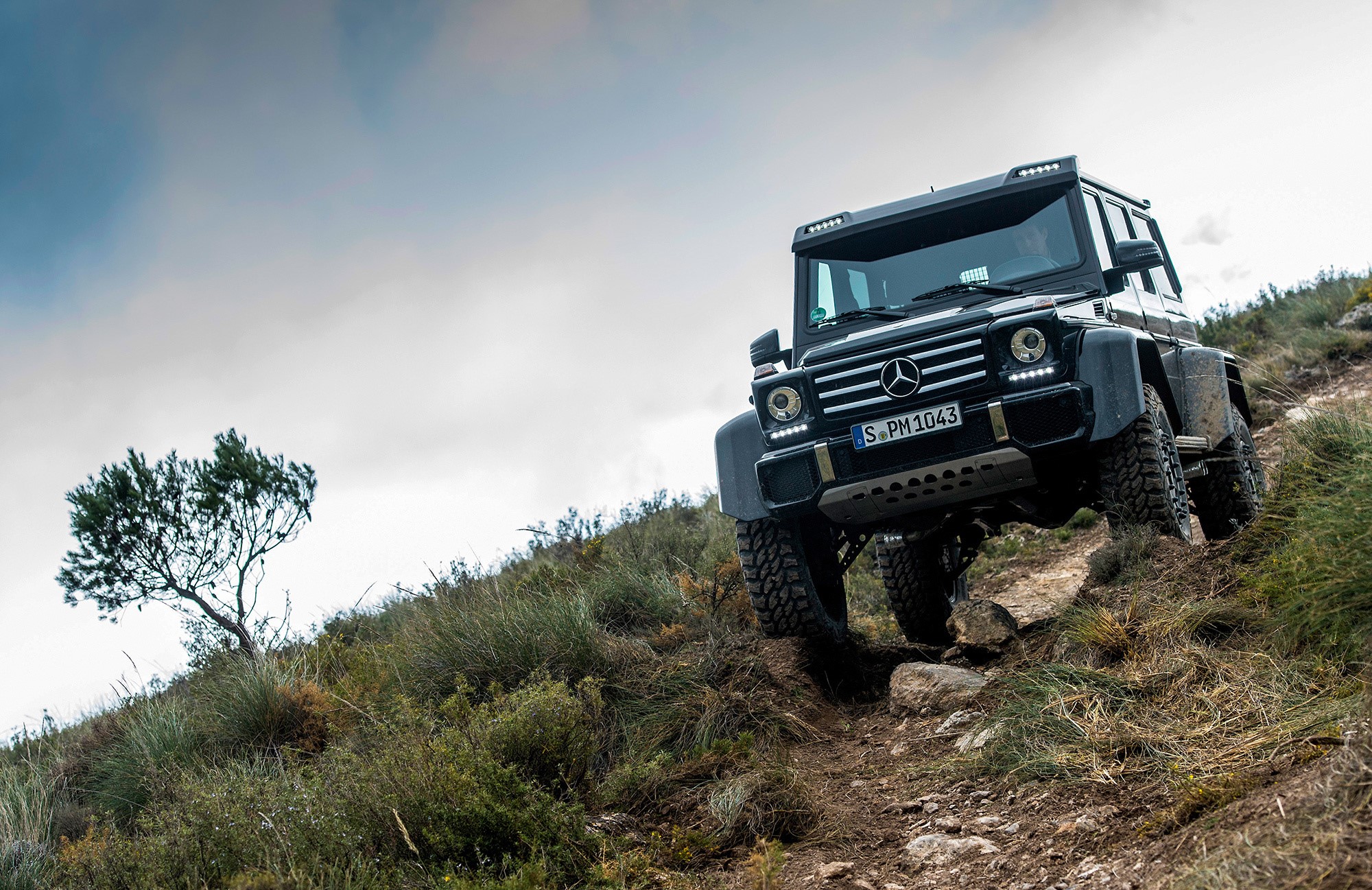Mercedes-Benz G500 4x4 off-roading on a rocky hill HD Wallpaper