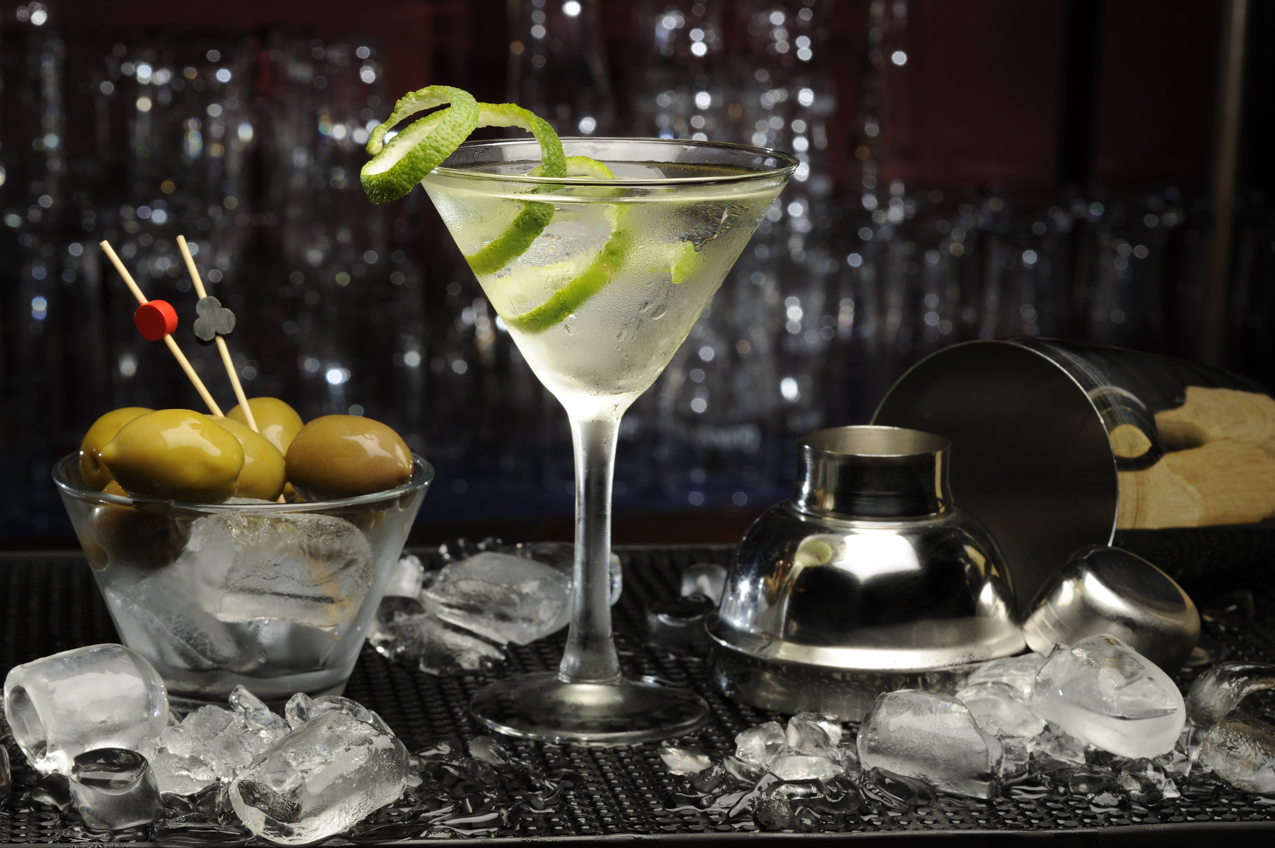 Cocktail with lime and olives on ice HD Wallpaper