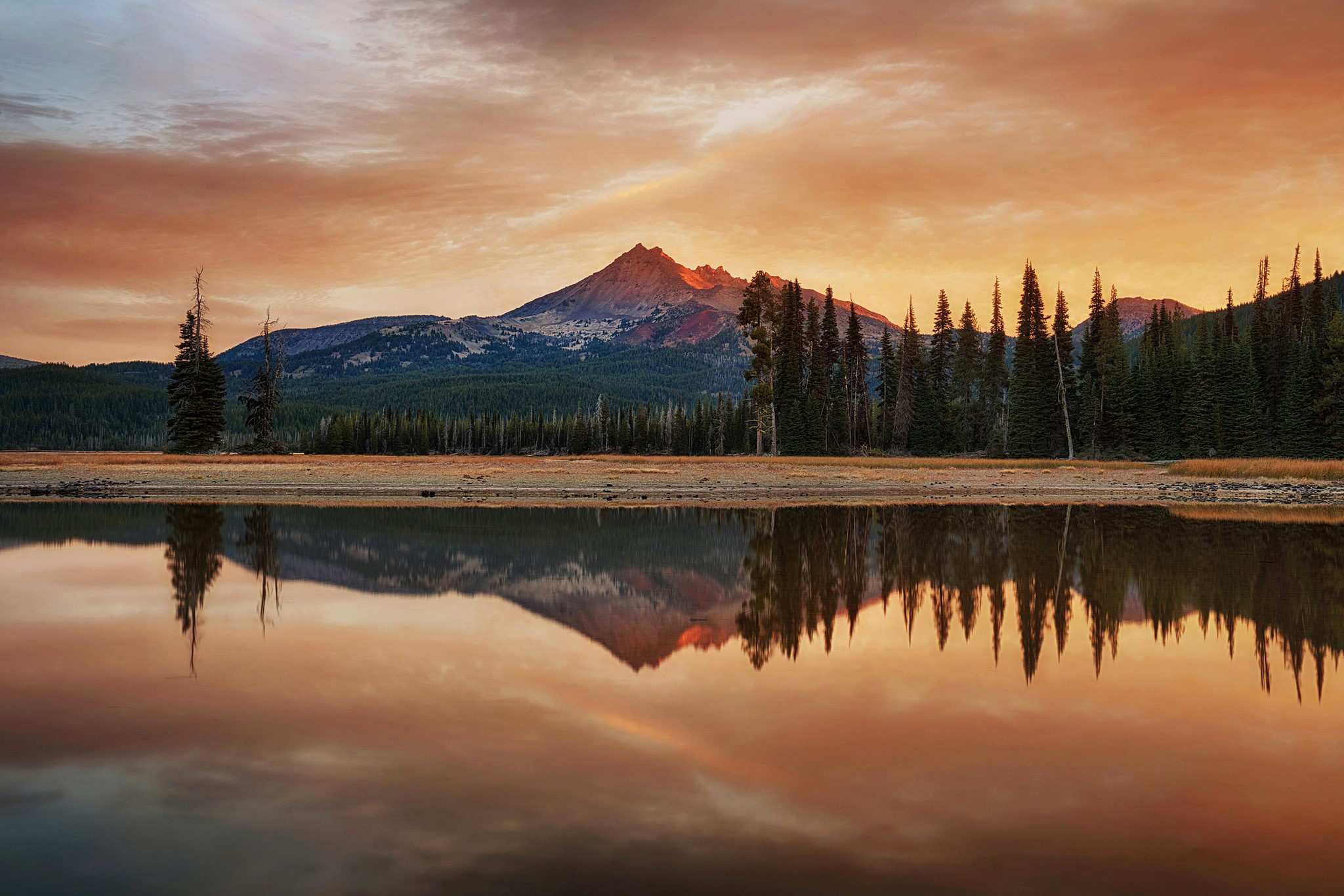 Mountain reflected in lake at sunset HD Wallpaper