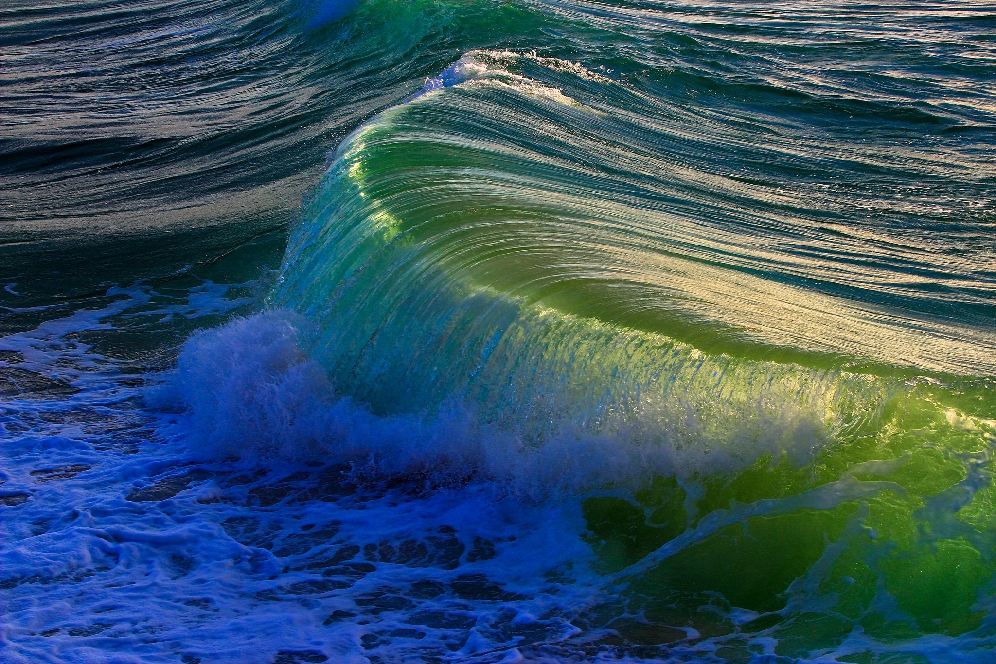 Ocean wave crashing with green and blue water HD Wallpaper