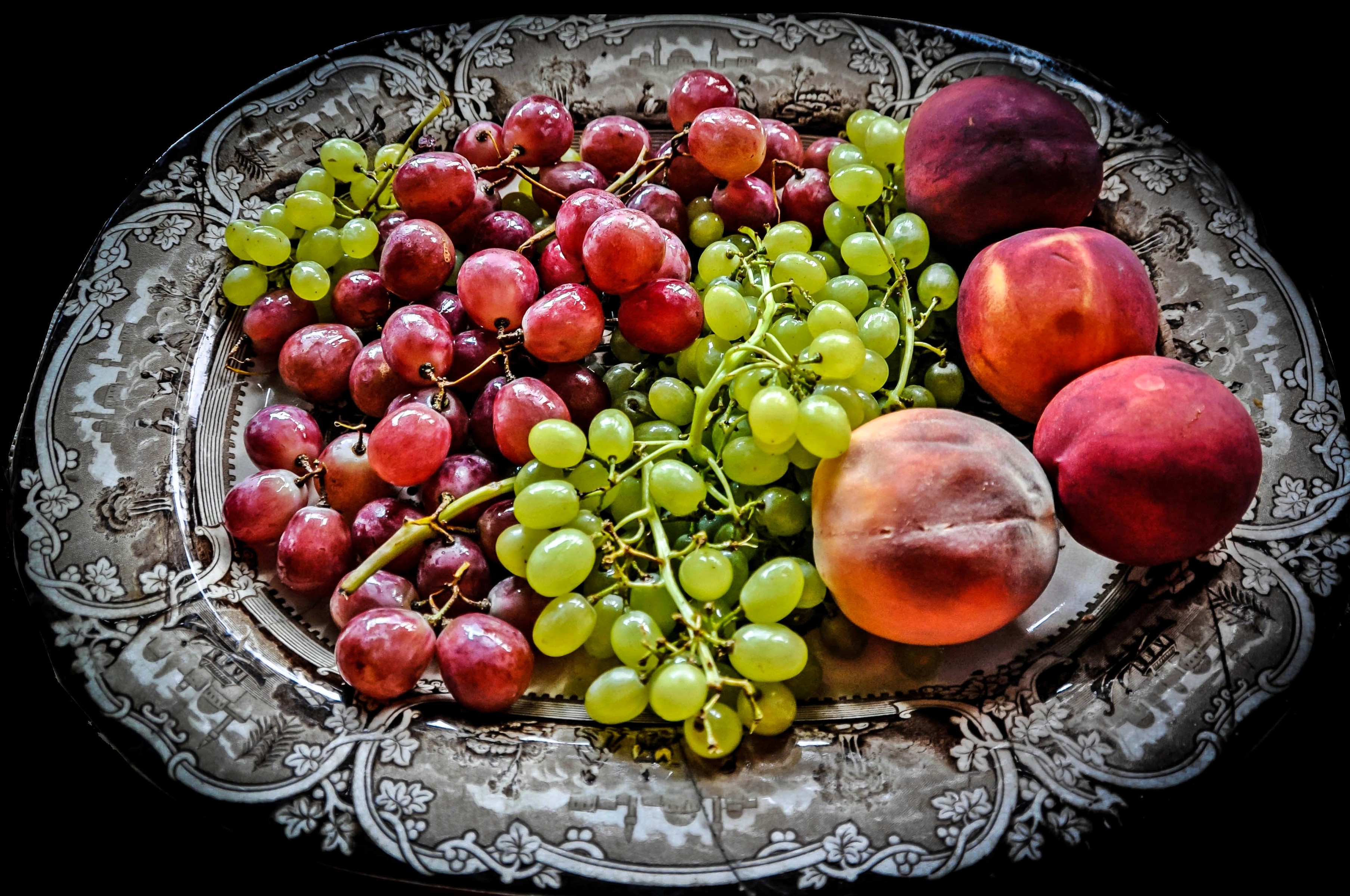 Grapes and peaches on a decorative plate HD Wallpaper