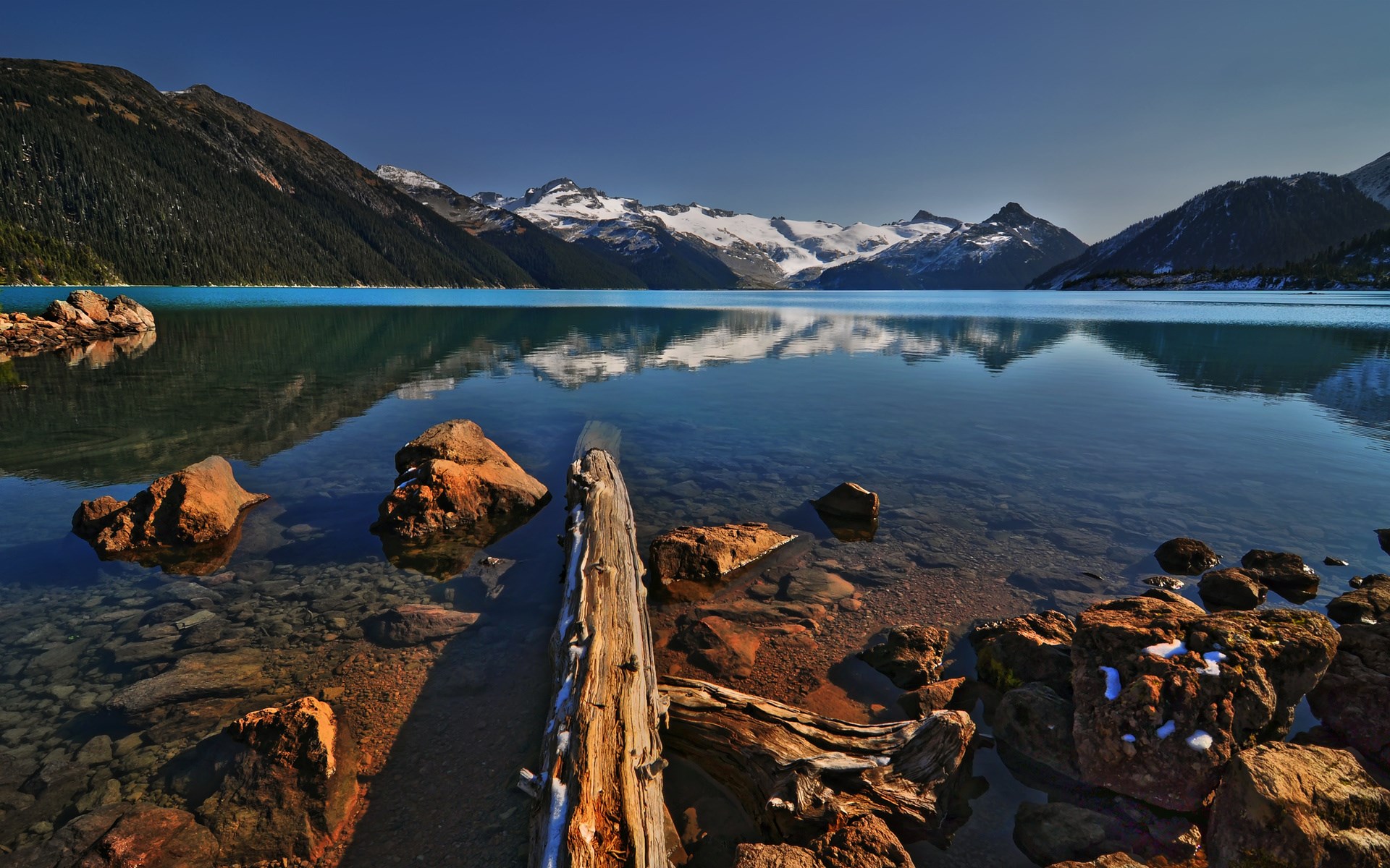 Turquoise lake and snow-capped mountains HD Wallpaper