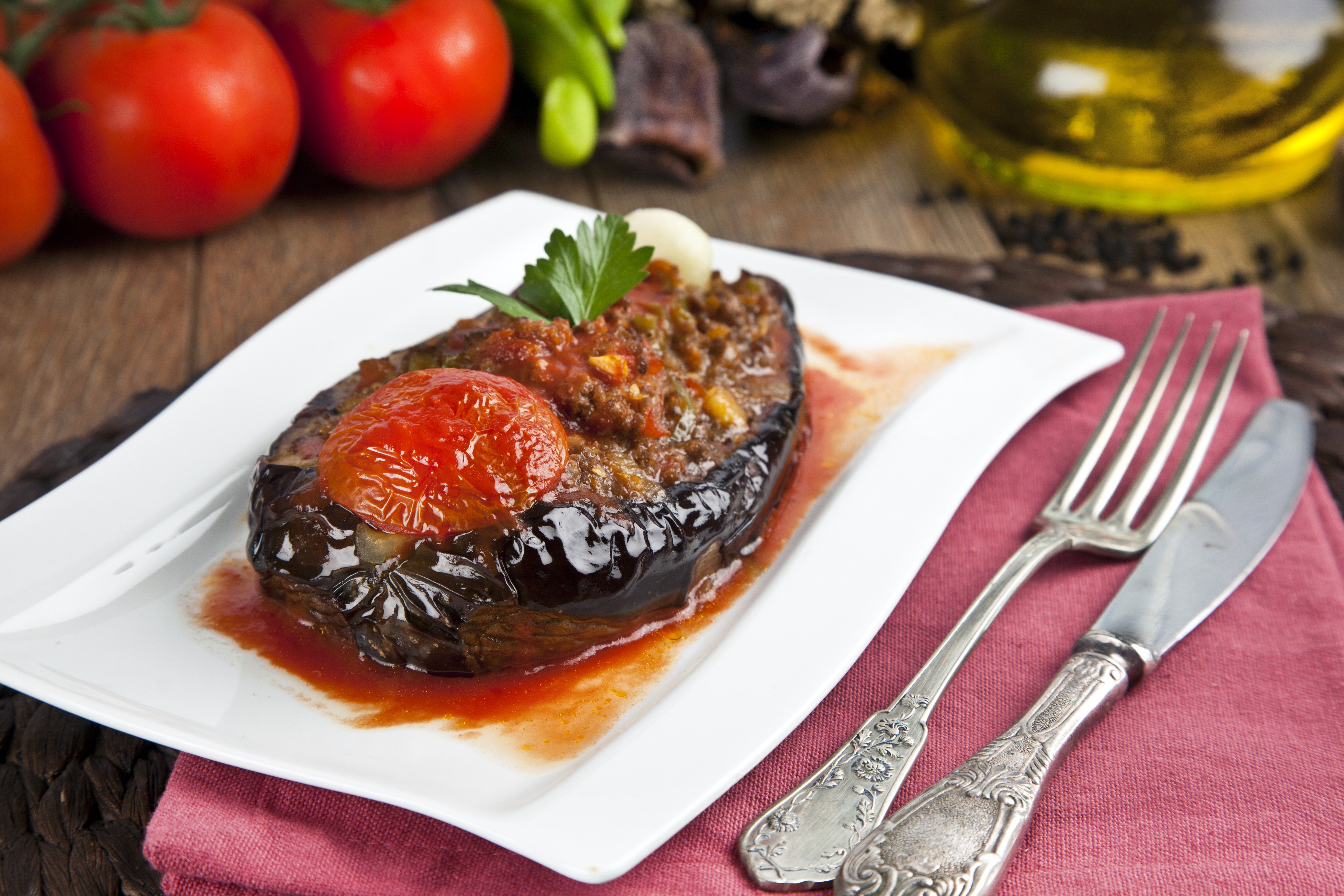 Stuffed Eggplant with Tomato and Meat HD Wallpaper