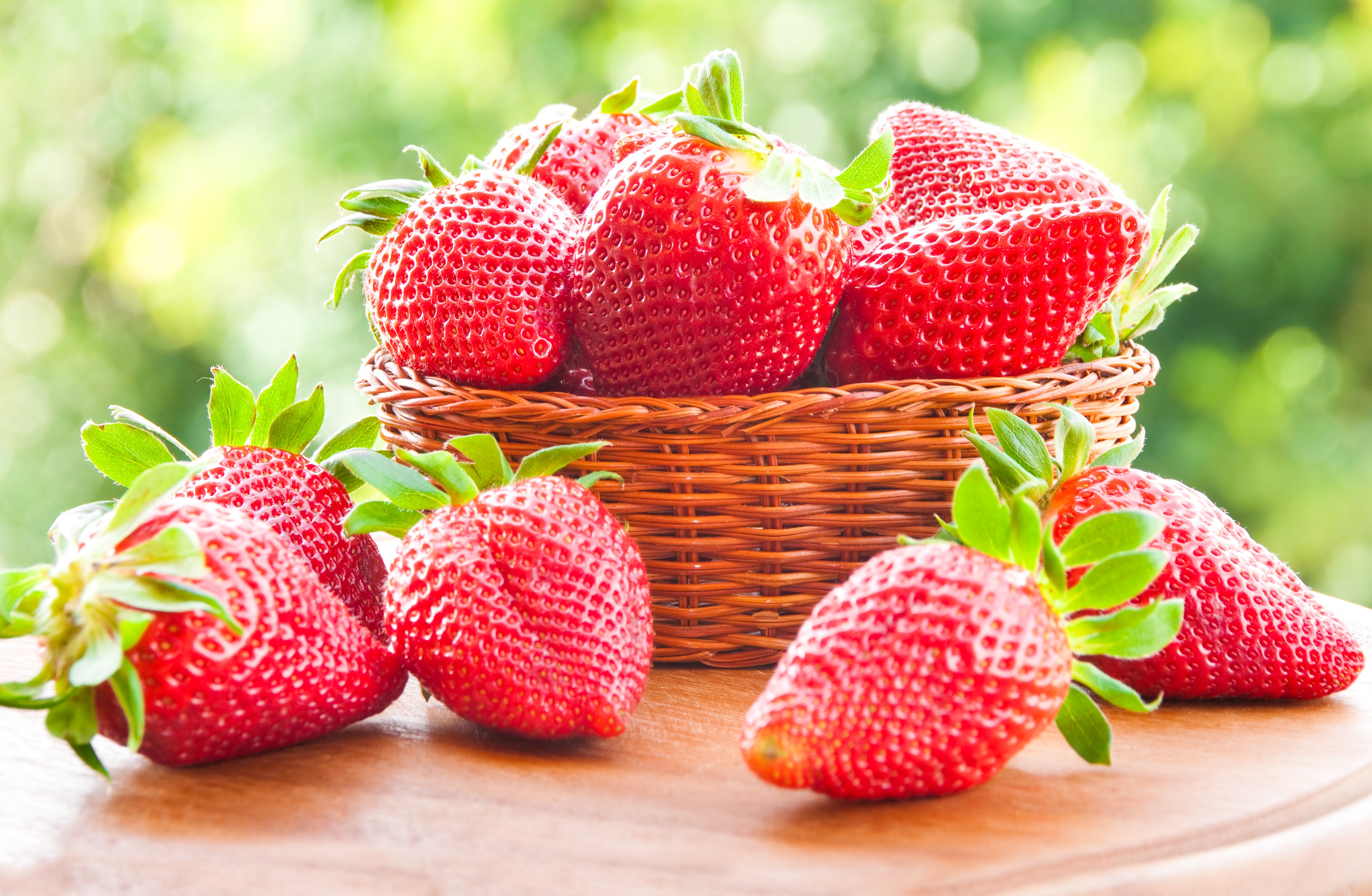 Strawberries in a basket HD Wallpaper