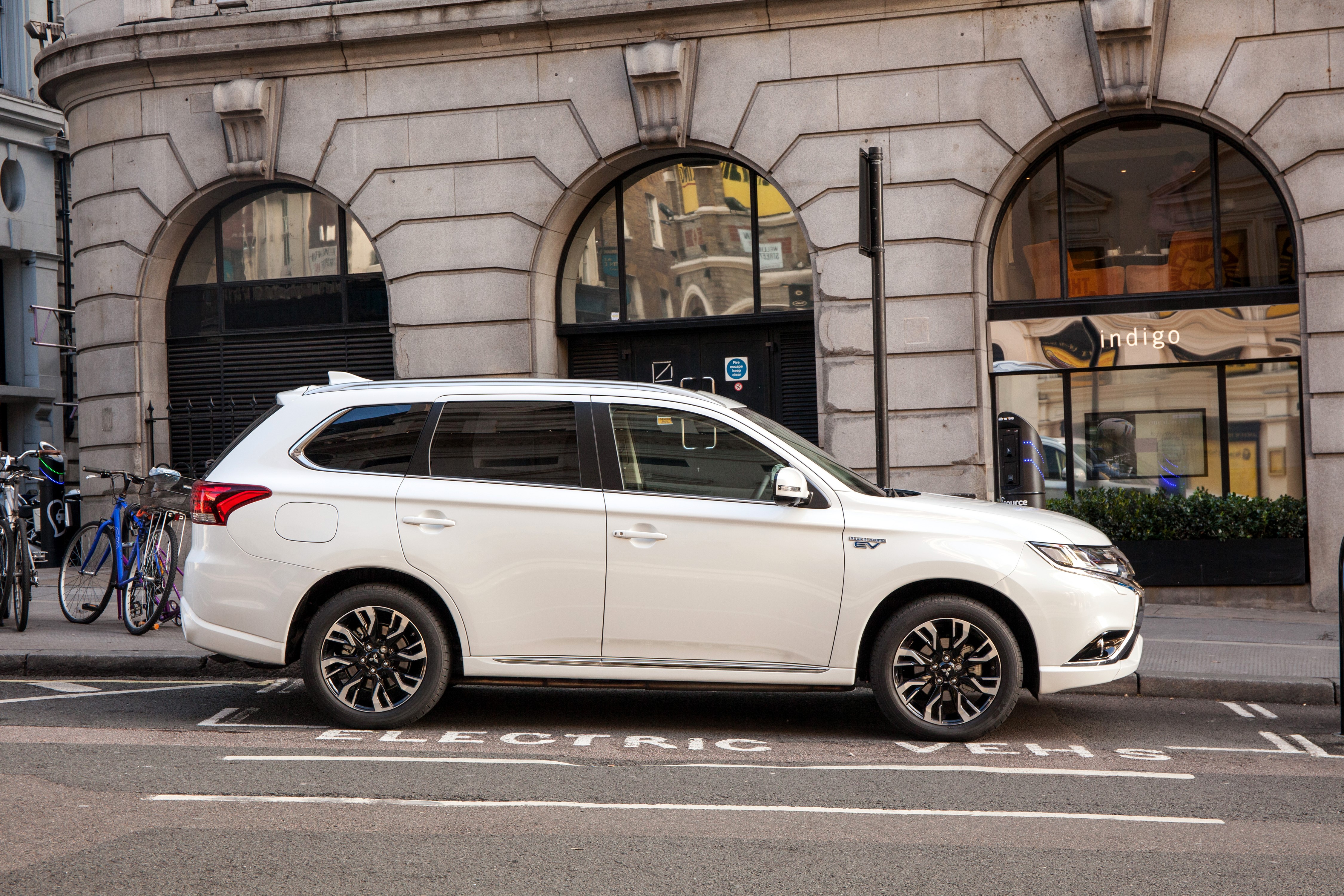 White 2015 Mitsubishi Outlander PHEV HD Wallpaper