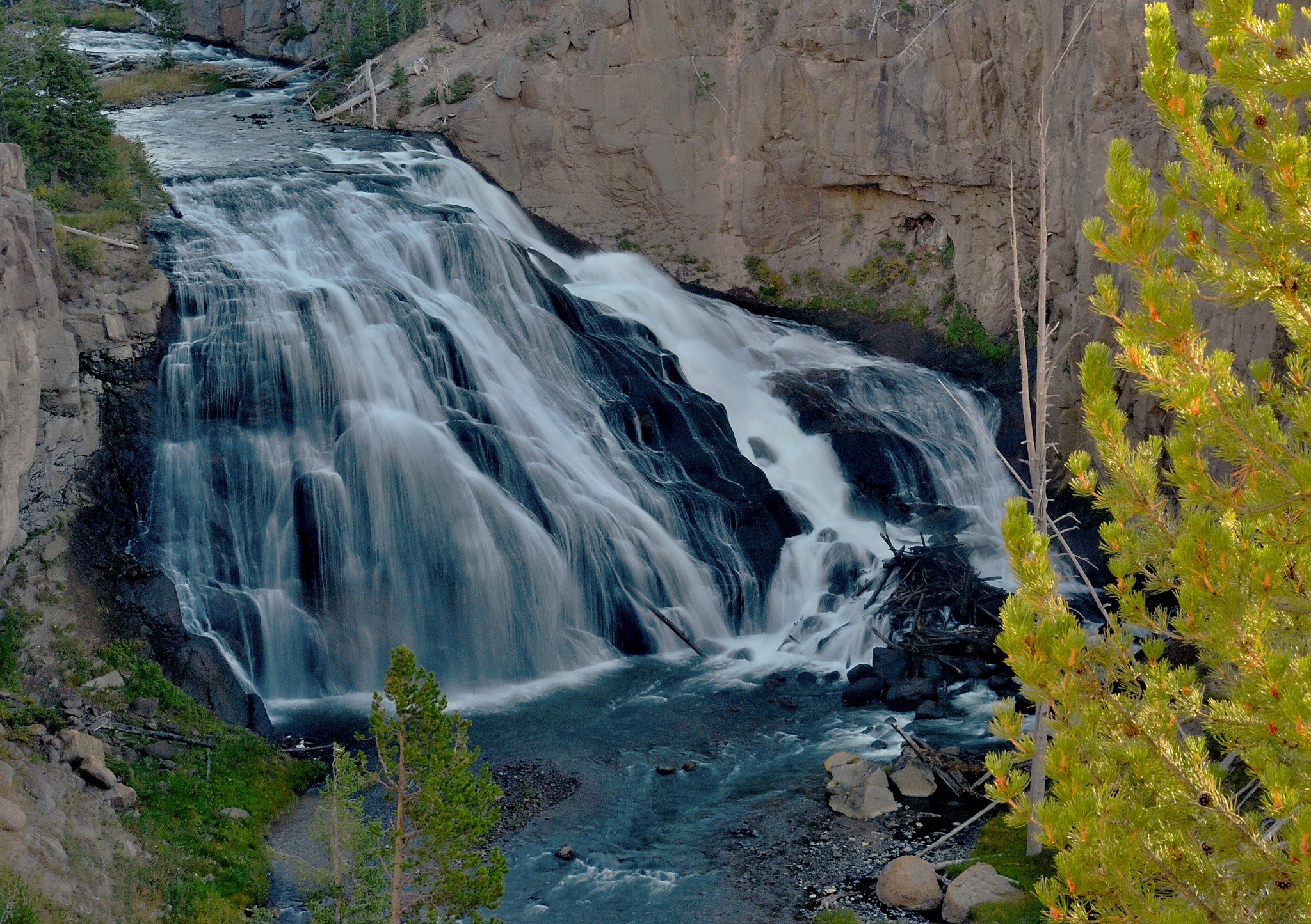 Waterfall in Yellowstone National Park, Wyoming, USA HD Wallpaper