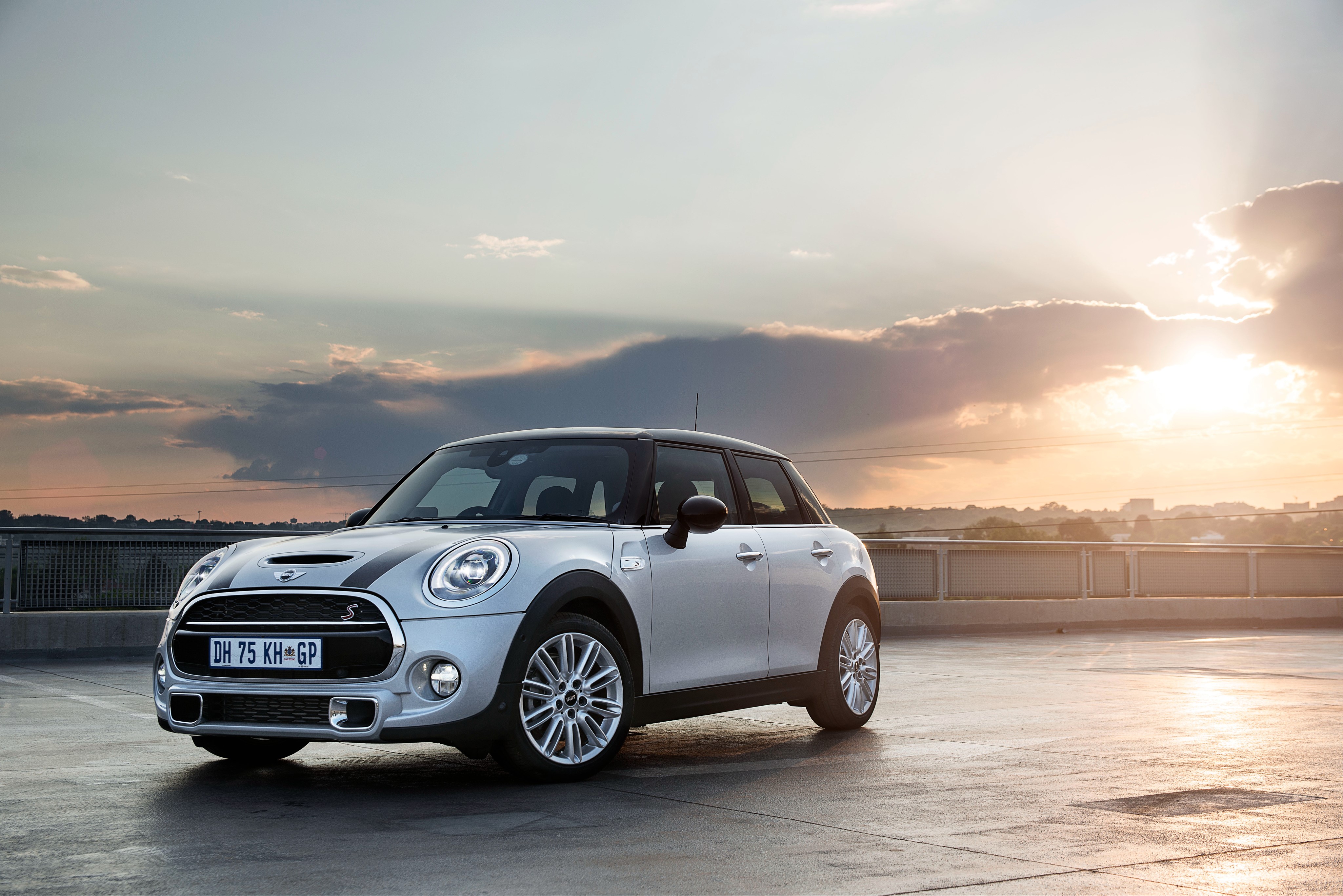2014 Mini Cooper S 5-door HD Wallpaper