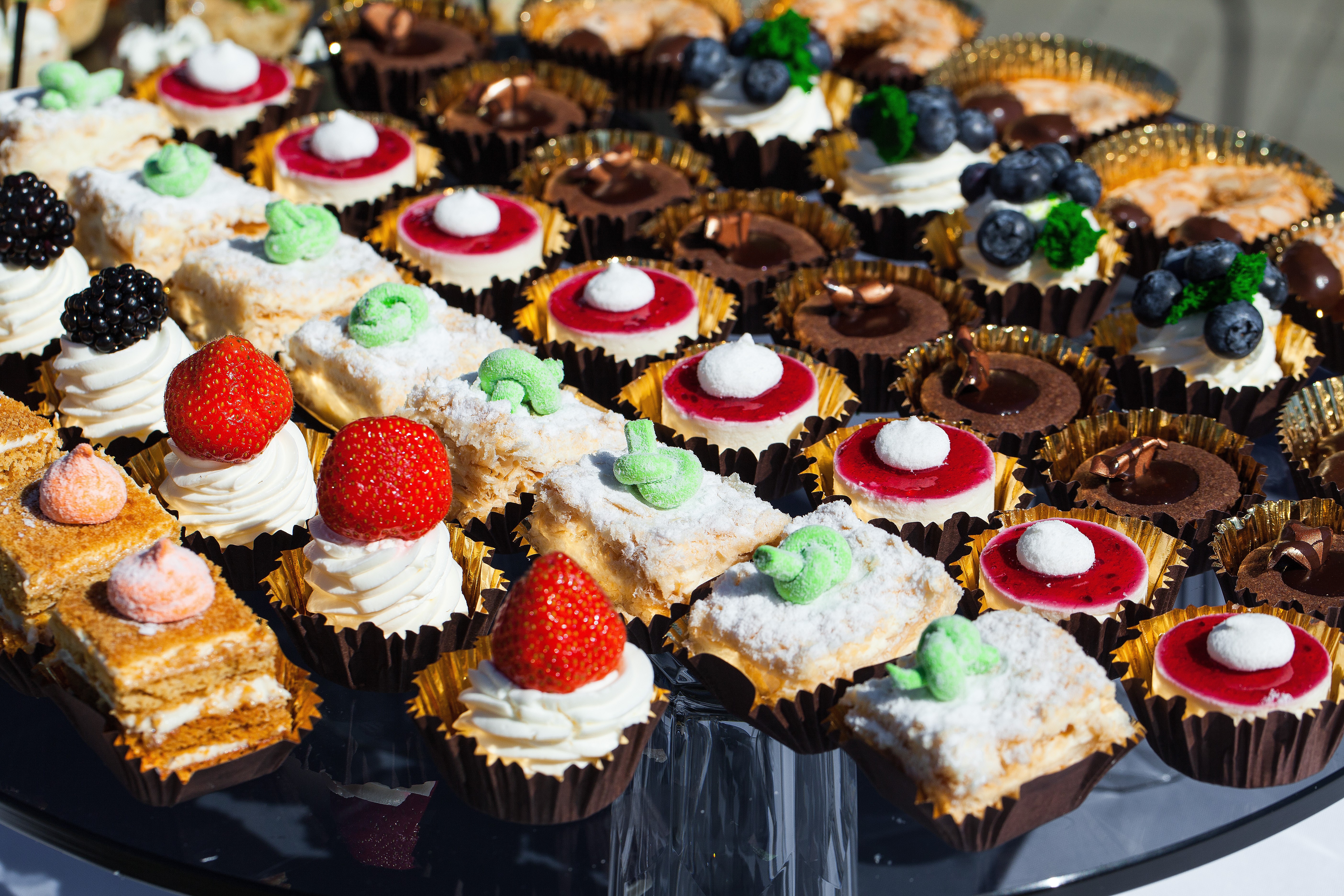 Assortment of small cakes and pastries HD Wallpaper