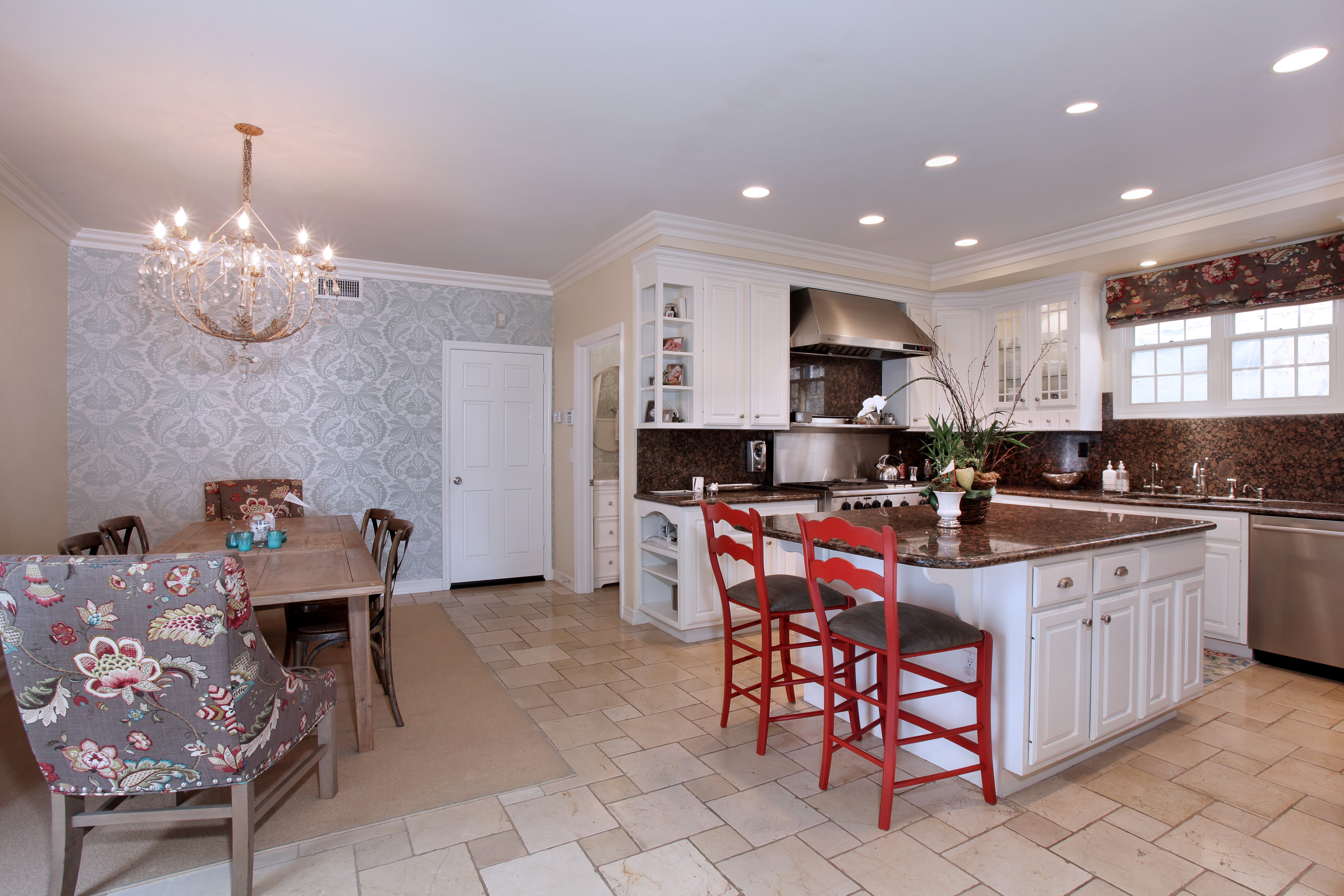 Kitchen with Dining Area and Island HD Wallpaper