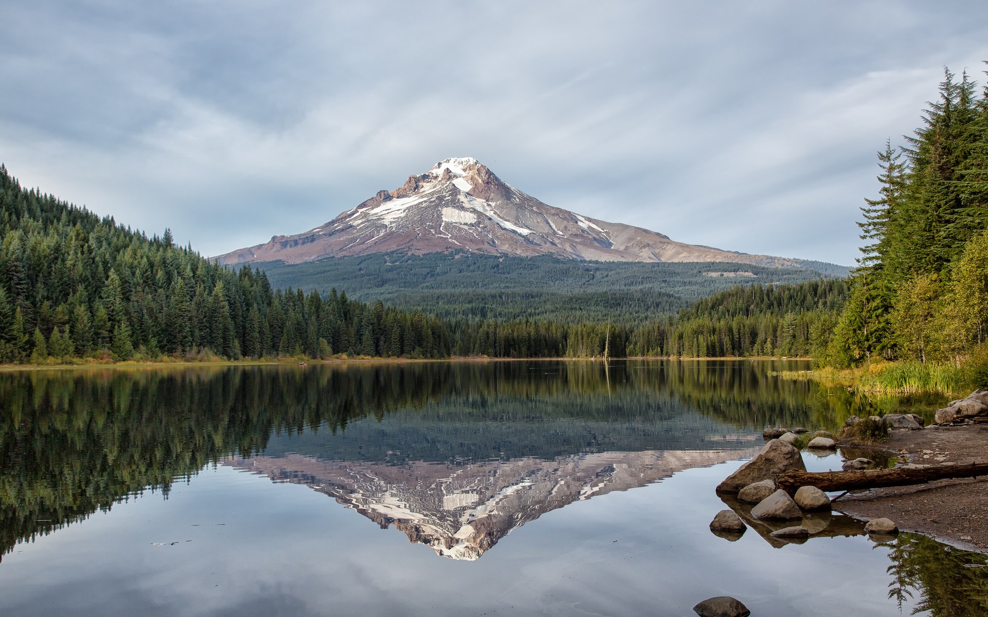 Mount Hood reflected in Trillium Lake, Oregon HD Wallpaper