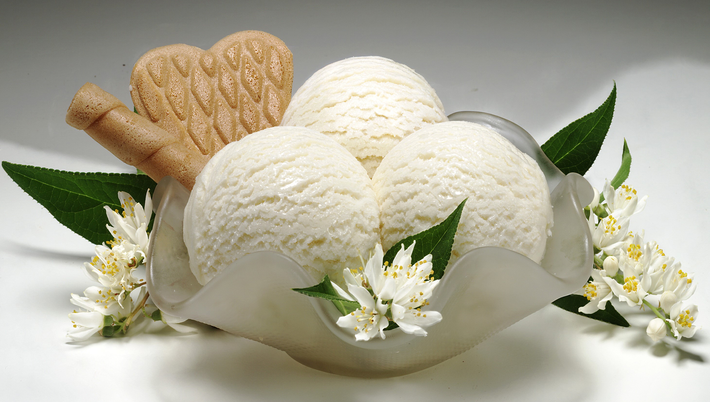 Ice cream scoops with wafer and flowers HD Wallpaper