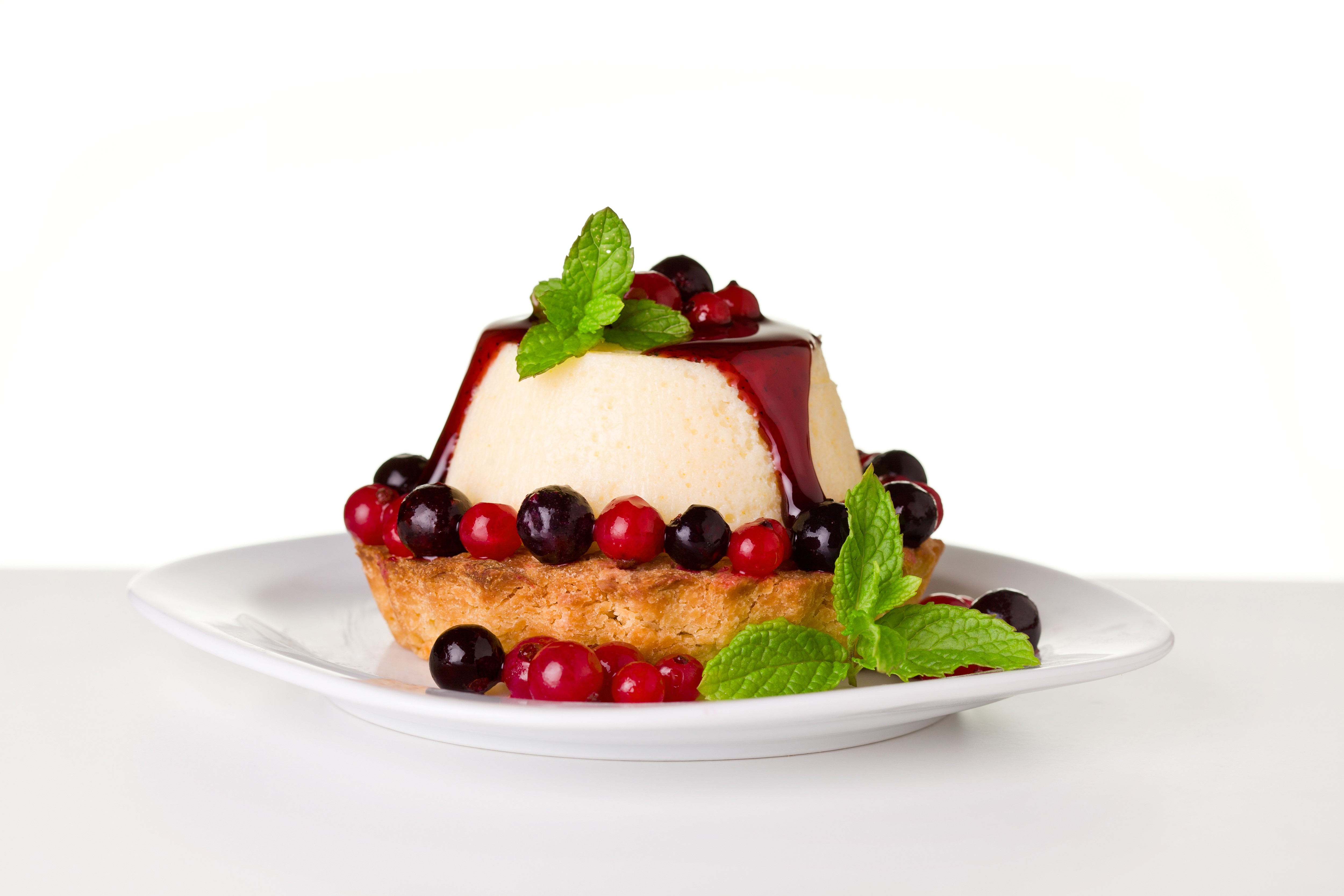 Little cakes with berries and currant HD Wallpaper