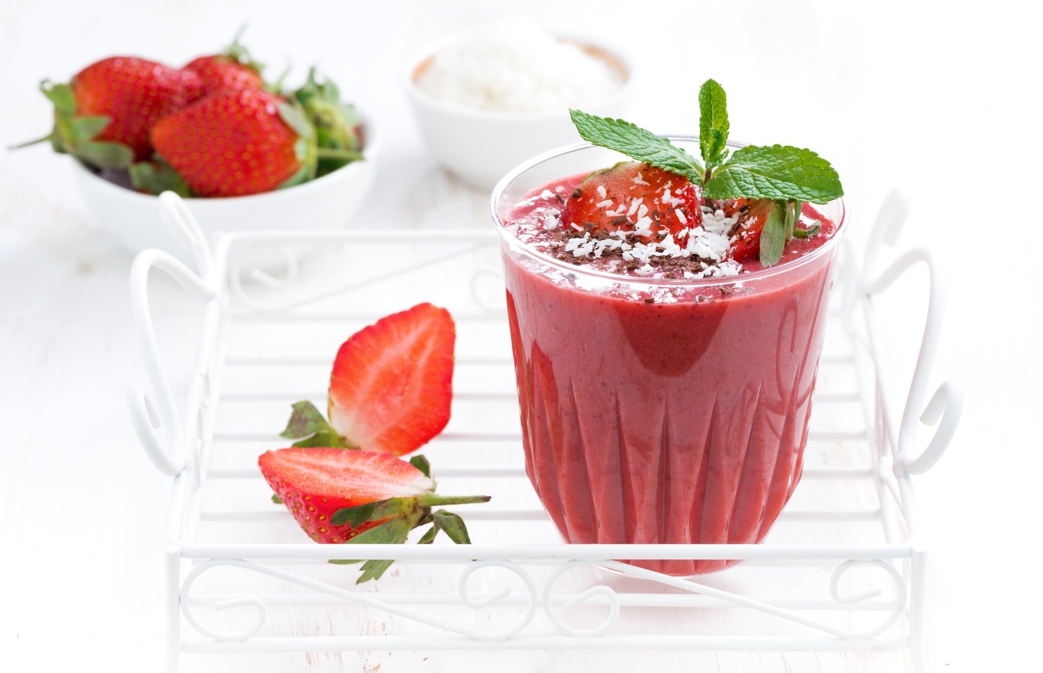 Strawberry smoothie with mint and coconut HD Wallpaper