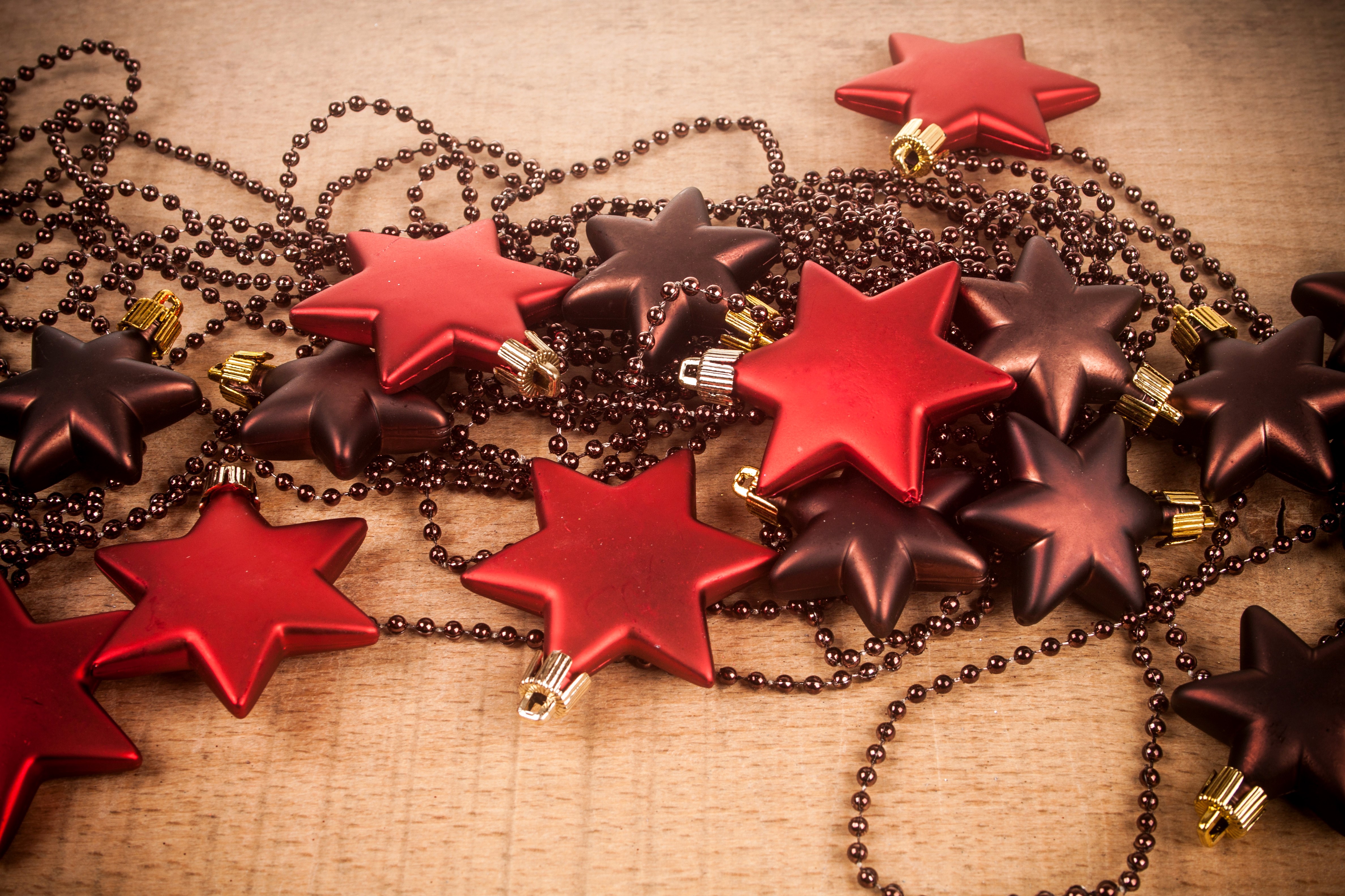 Christmas star ornaments and beads HD Wallpaper