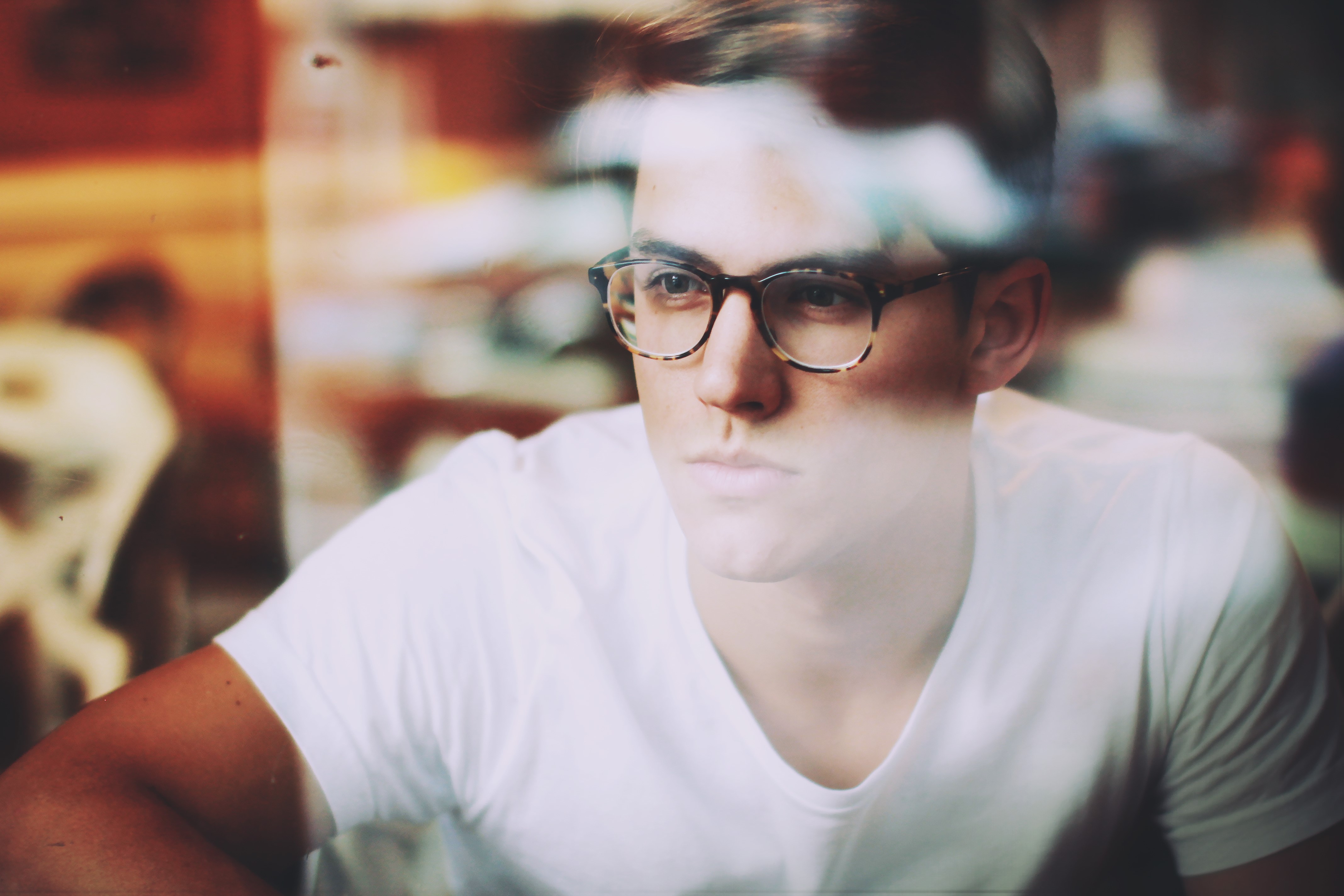 Man wearing glasses looking away HD Wallpaper