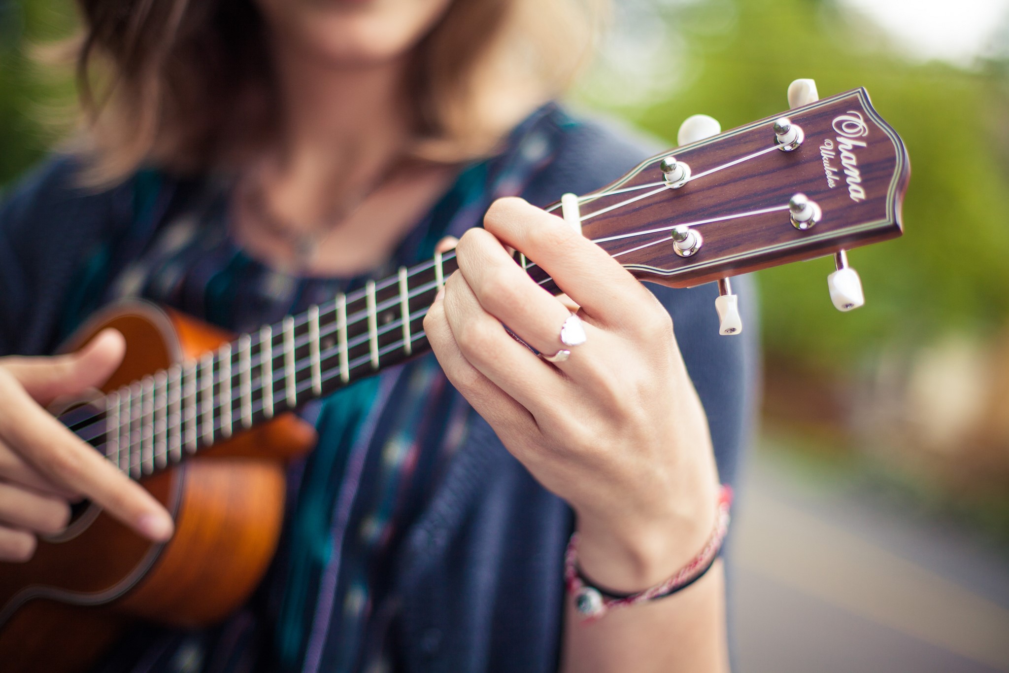 Close-up of hands playing a ukulele HD Wallpaper