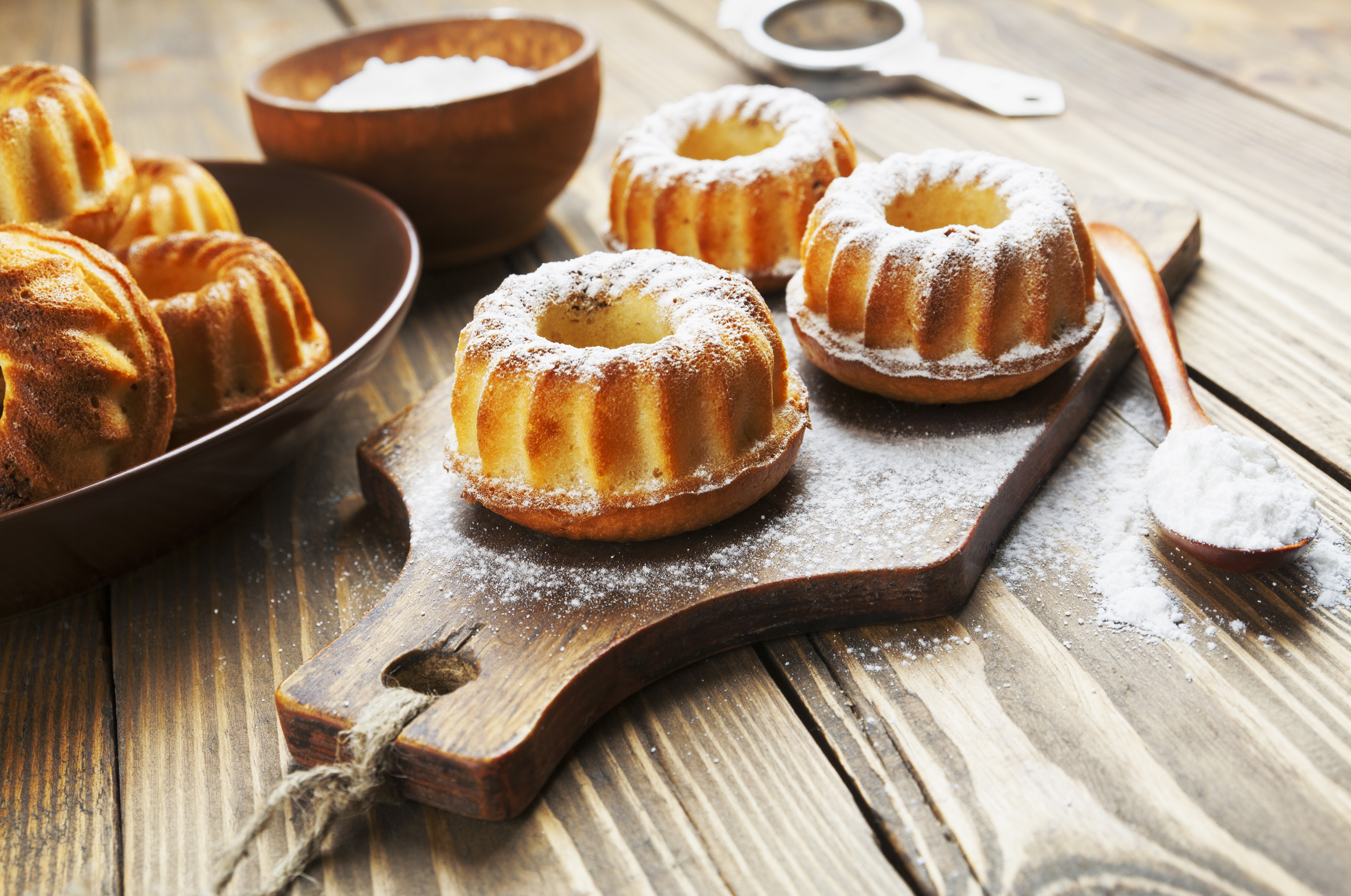 Bundt cakes dusted with powdered sugar HD Wallpaper