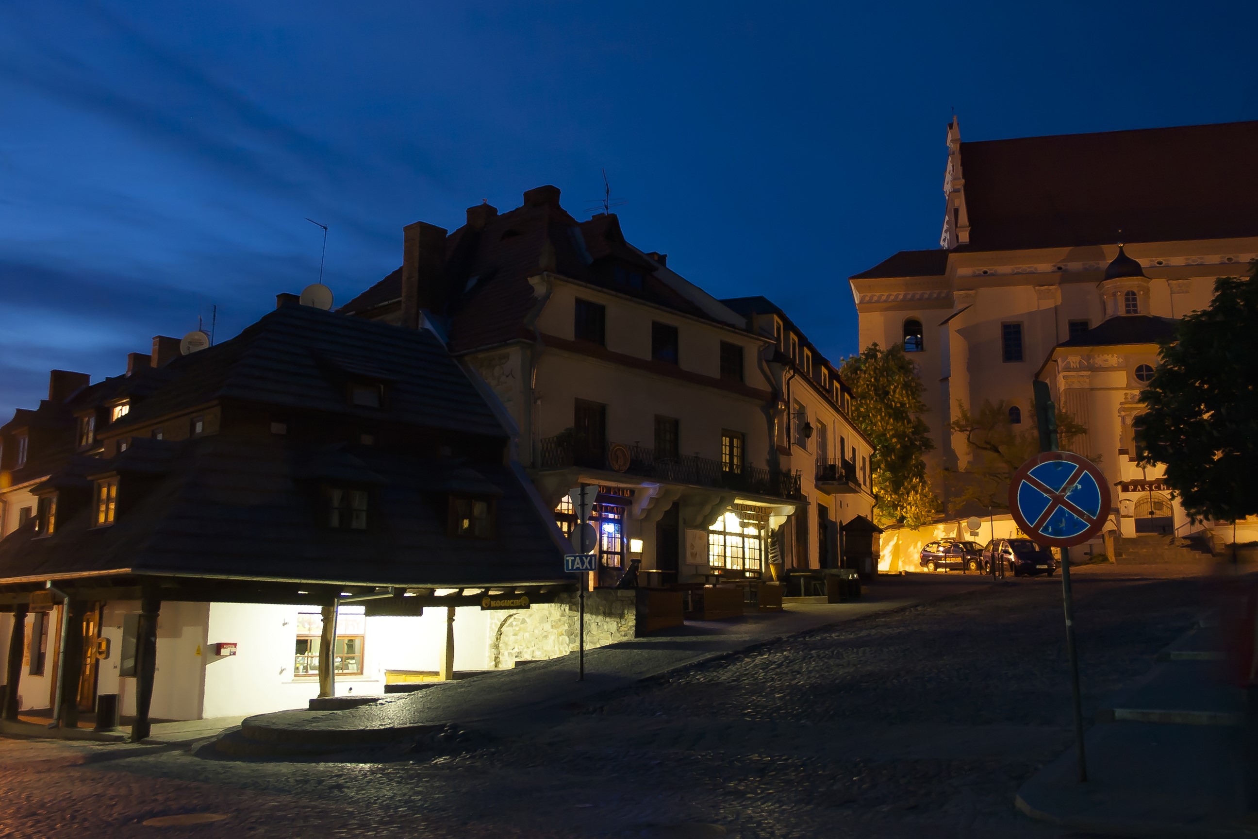 Street scene at night in Kazimierz Dolny, Poland HD Wallpaper