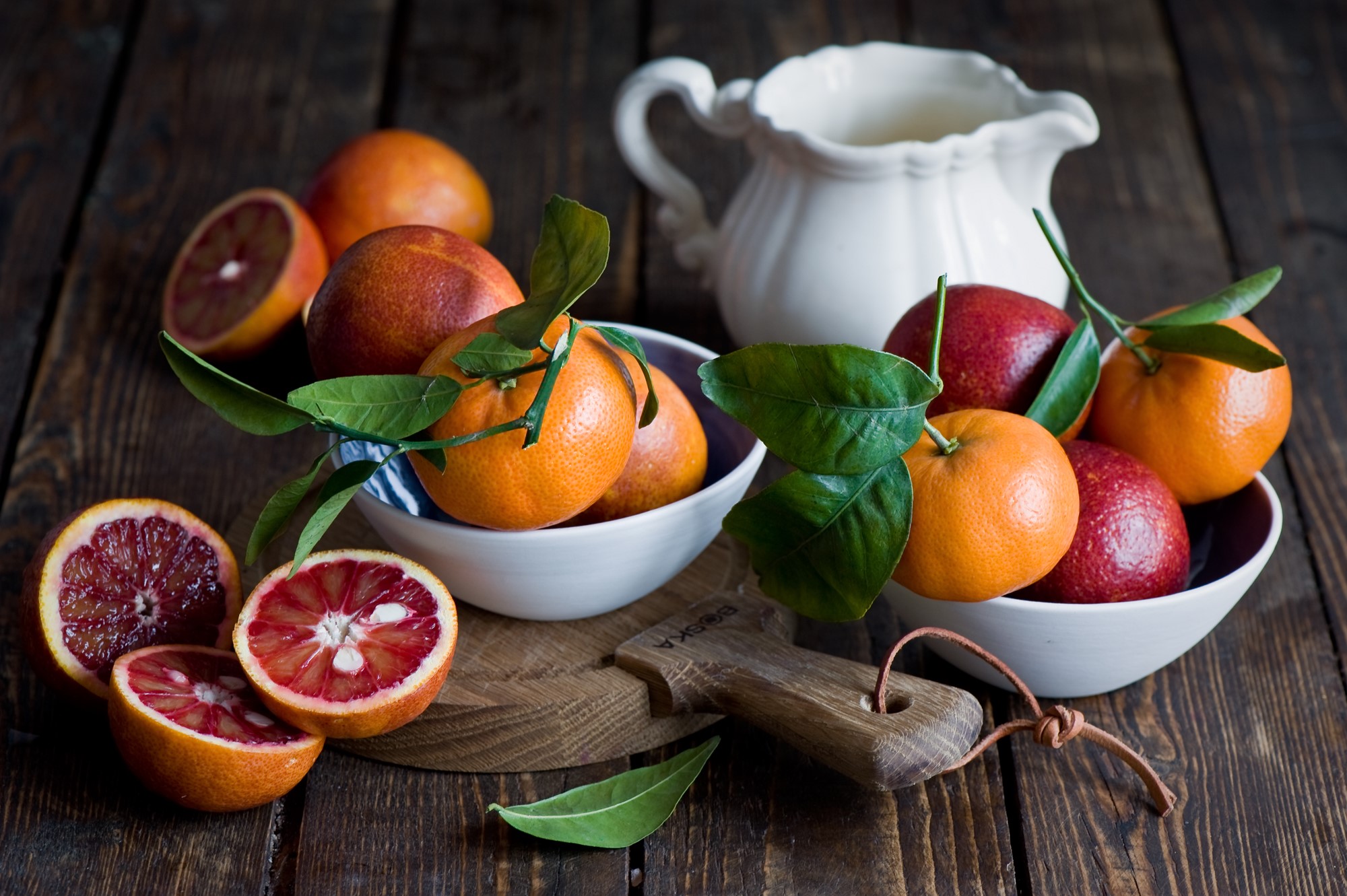 Blood oranges and tangerines with leaves and a pitcher HD Wallpaper