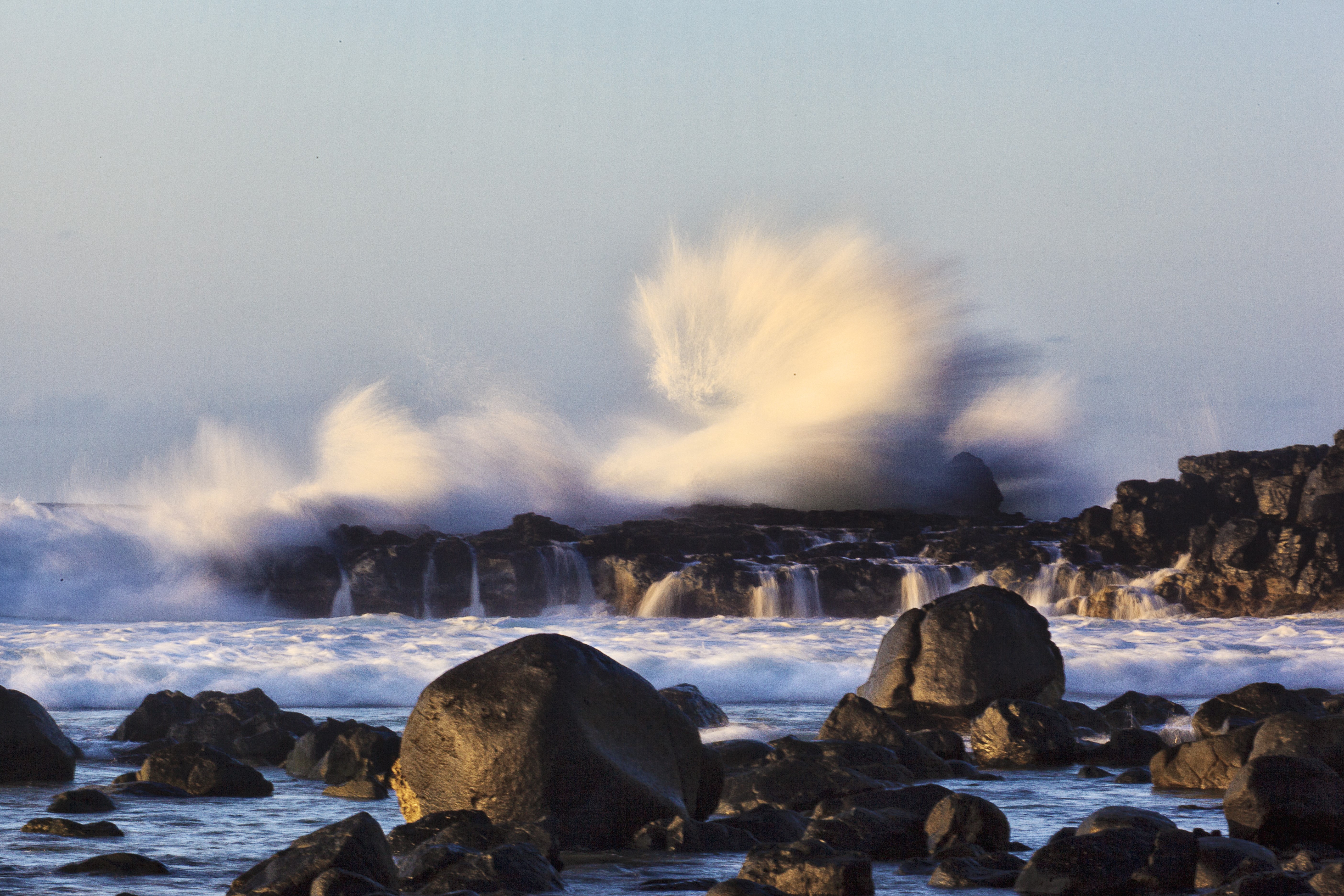 Waves crashing on rocky shore HD Wallpaper