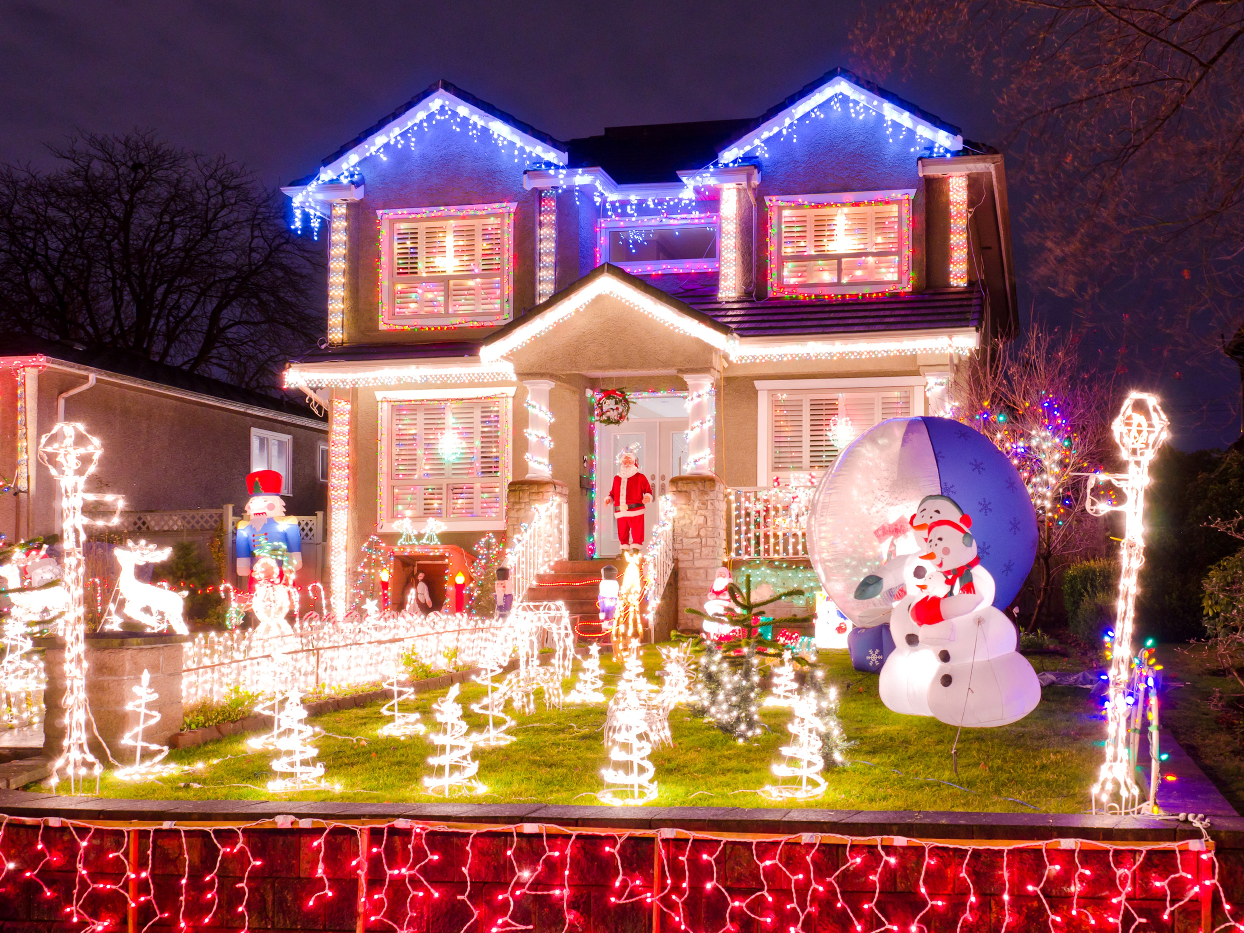 House decorated with Christmas lights HD Wallpaper