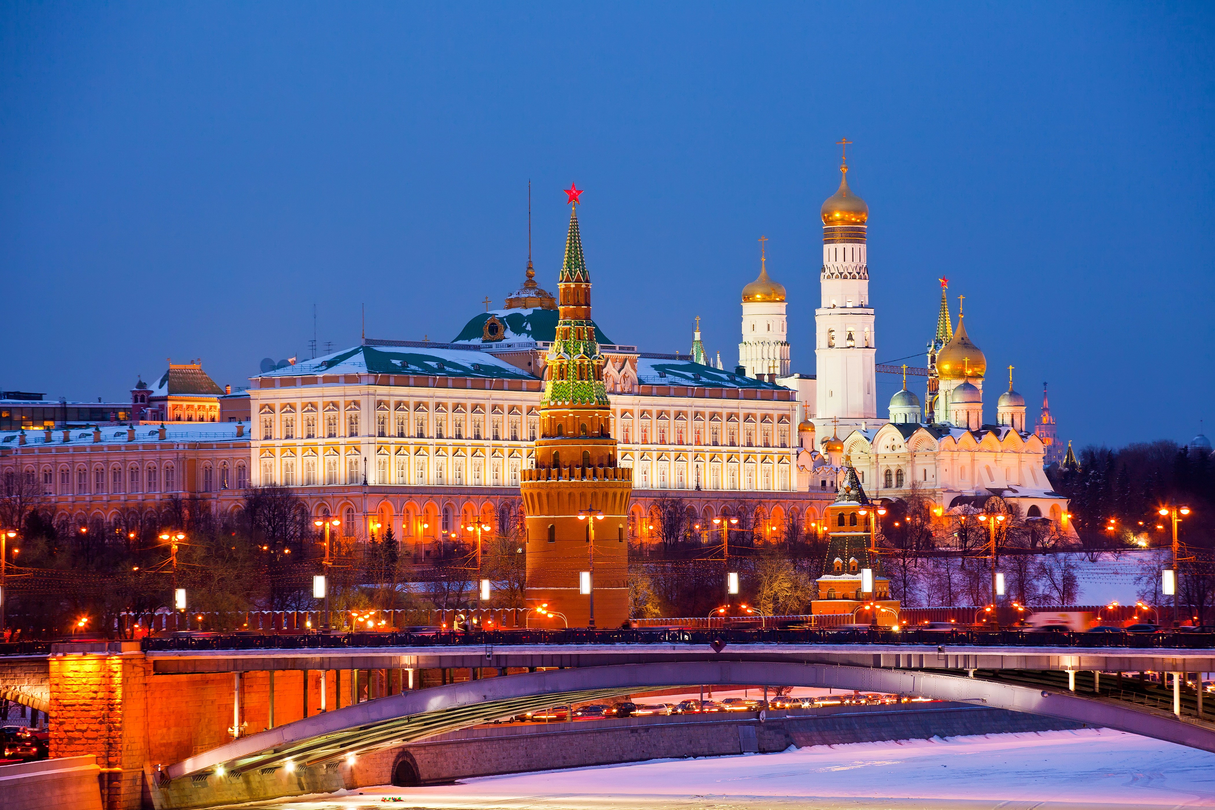 Moscow Kremlin and Moskva River at night HD Wallpaper