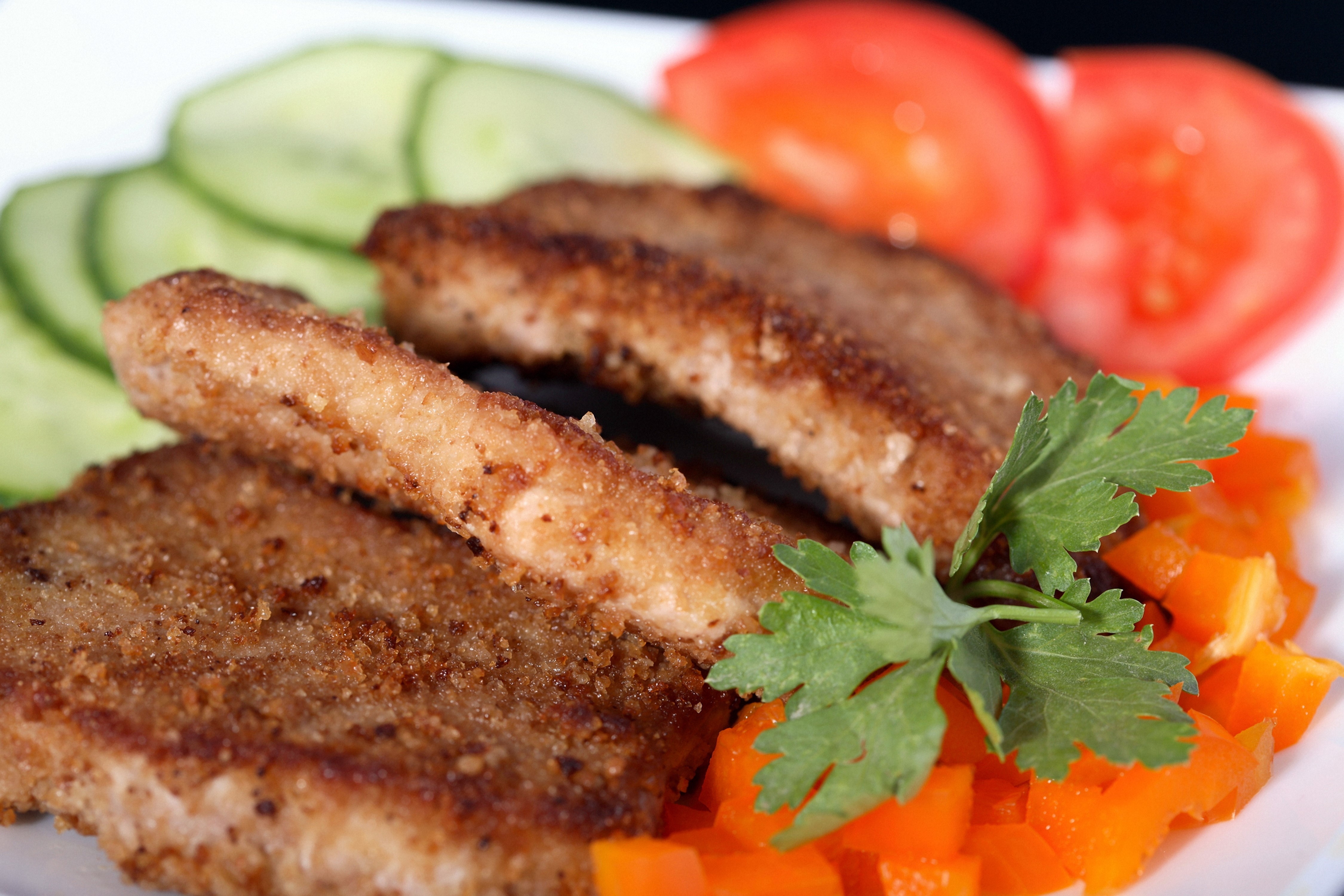Breaded meat with tomatoes and cucumbers HD Wallpaper