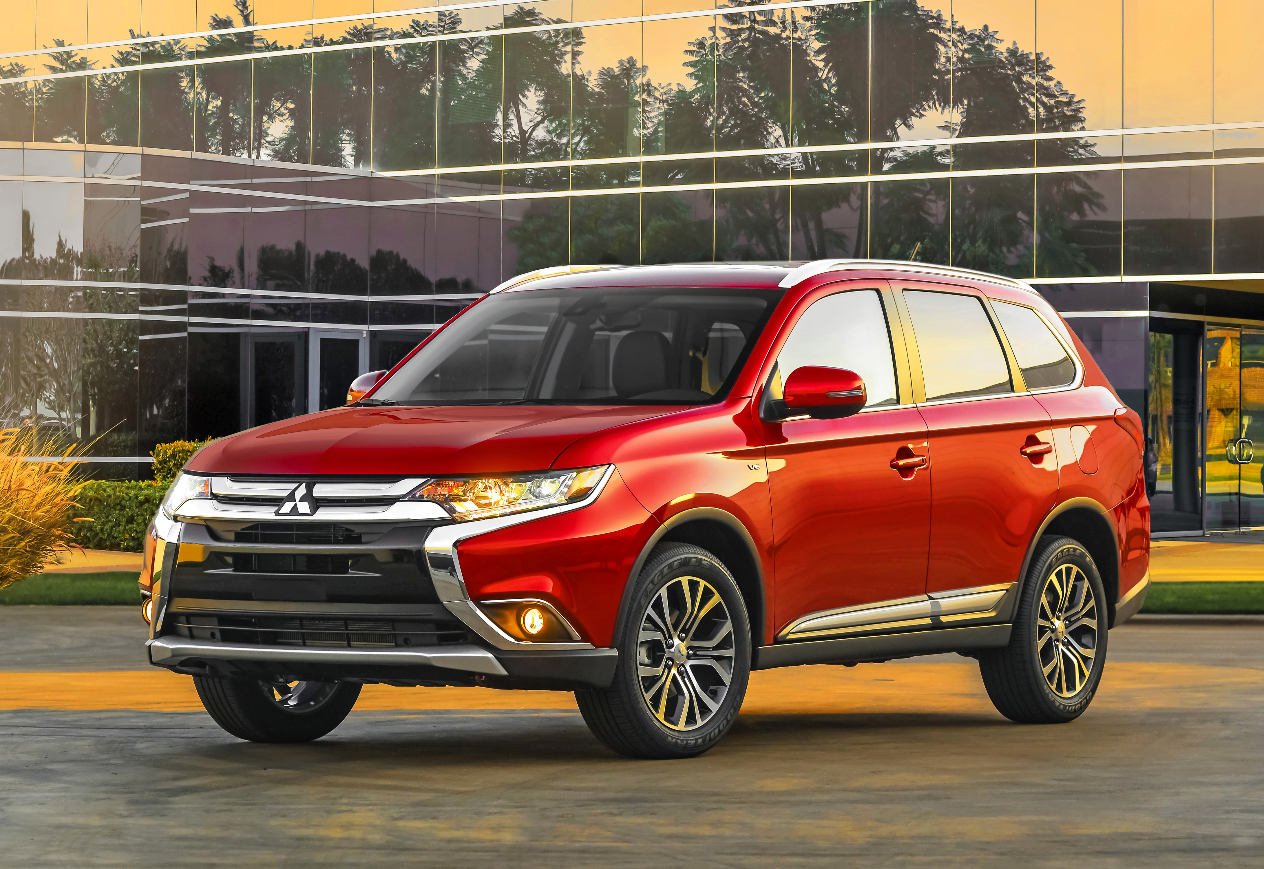 Red 2016 Mitsubishi Outlander HD Wallpaper