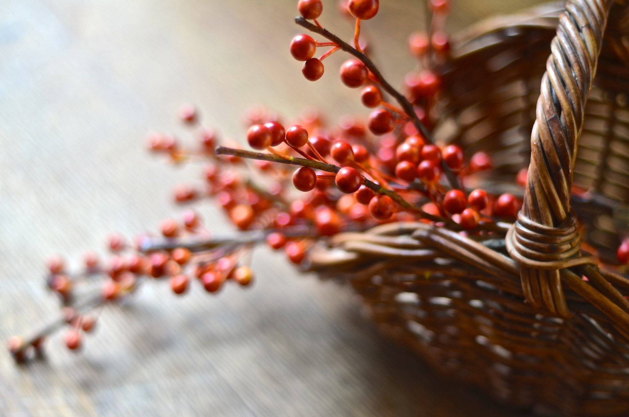 Red berries in a wicker basket HD Wallpaper