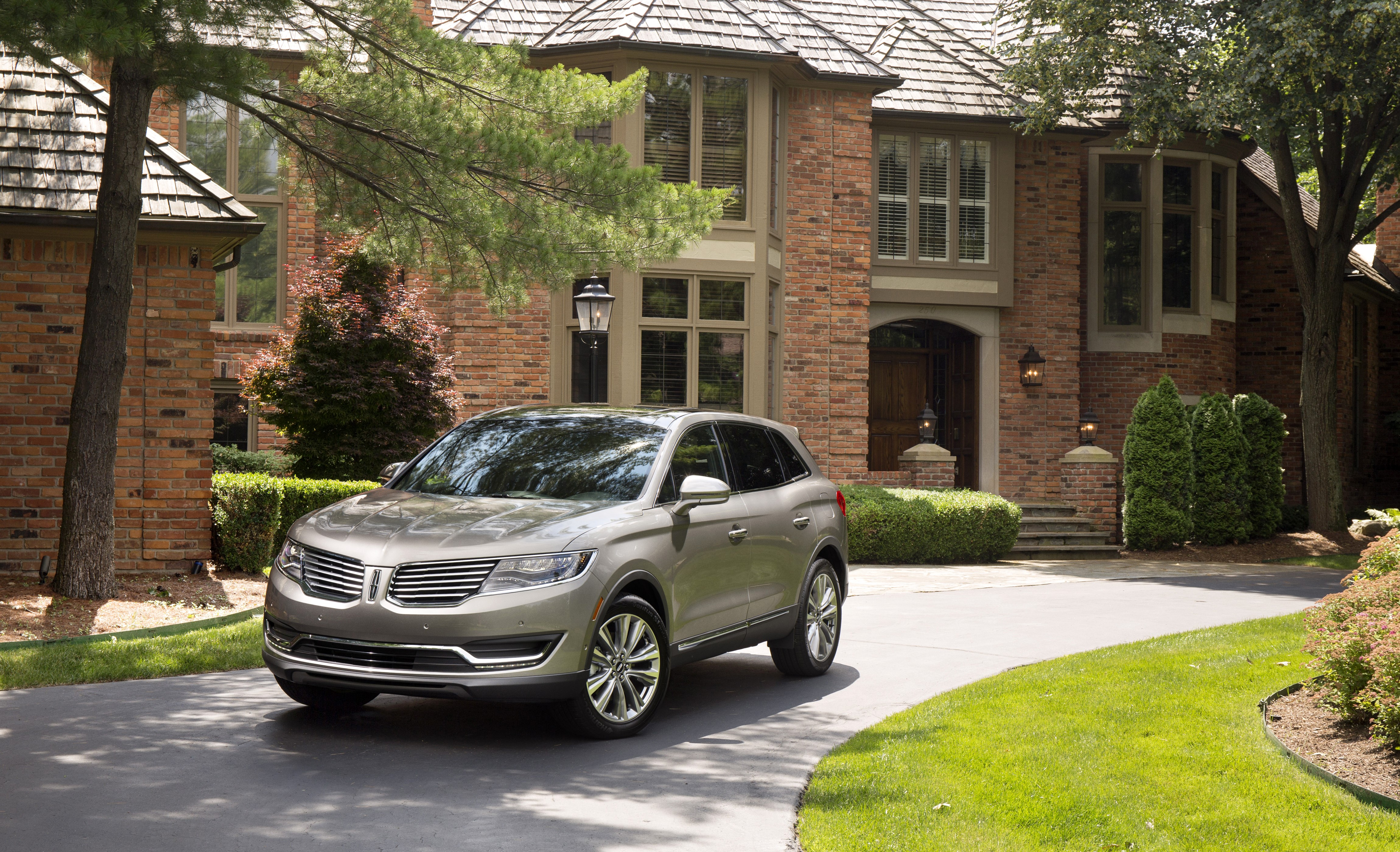 2016 Lincoln MKX Metallic SUV in front of brick house HD Wallpaper