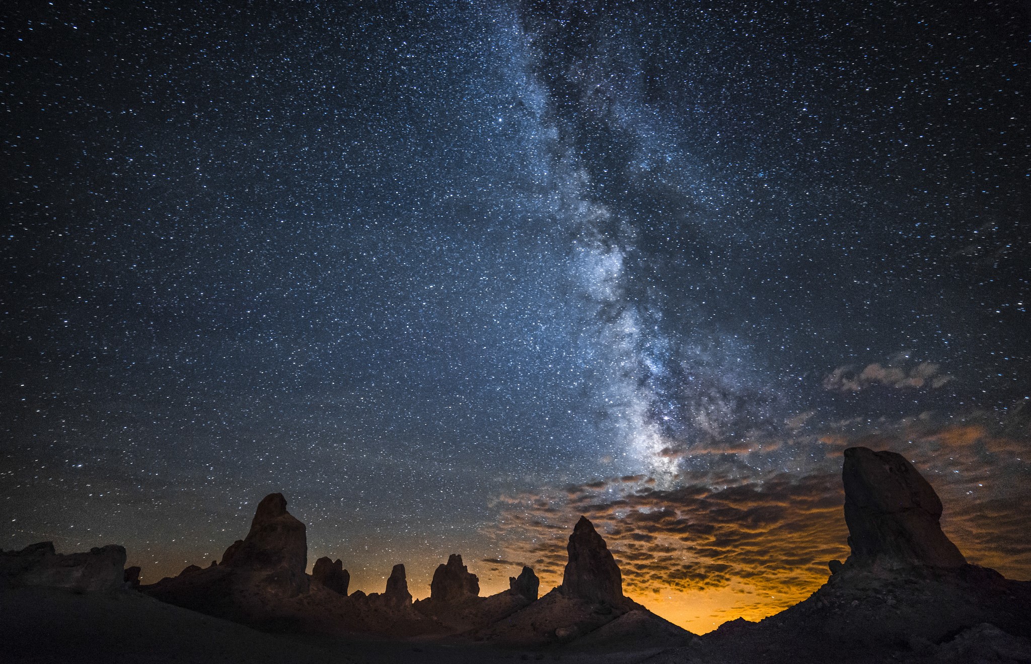 Milky Way over rock formations at night HD Wallpaper