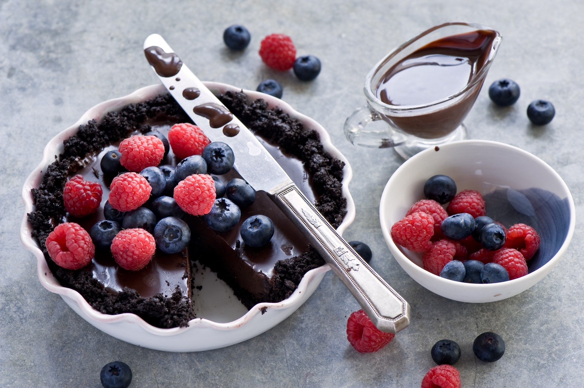 Chocolate pie with raspberries and blueberries HD Wallpaper