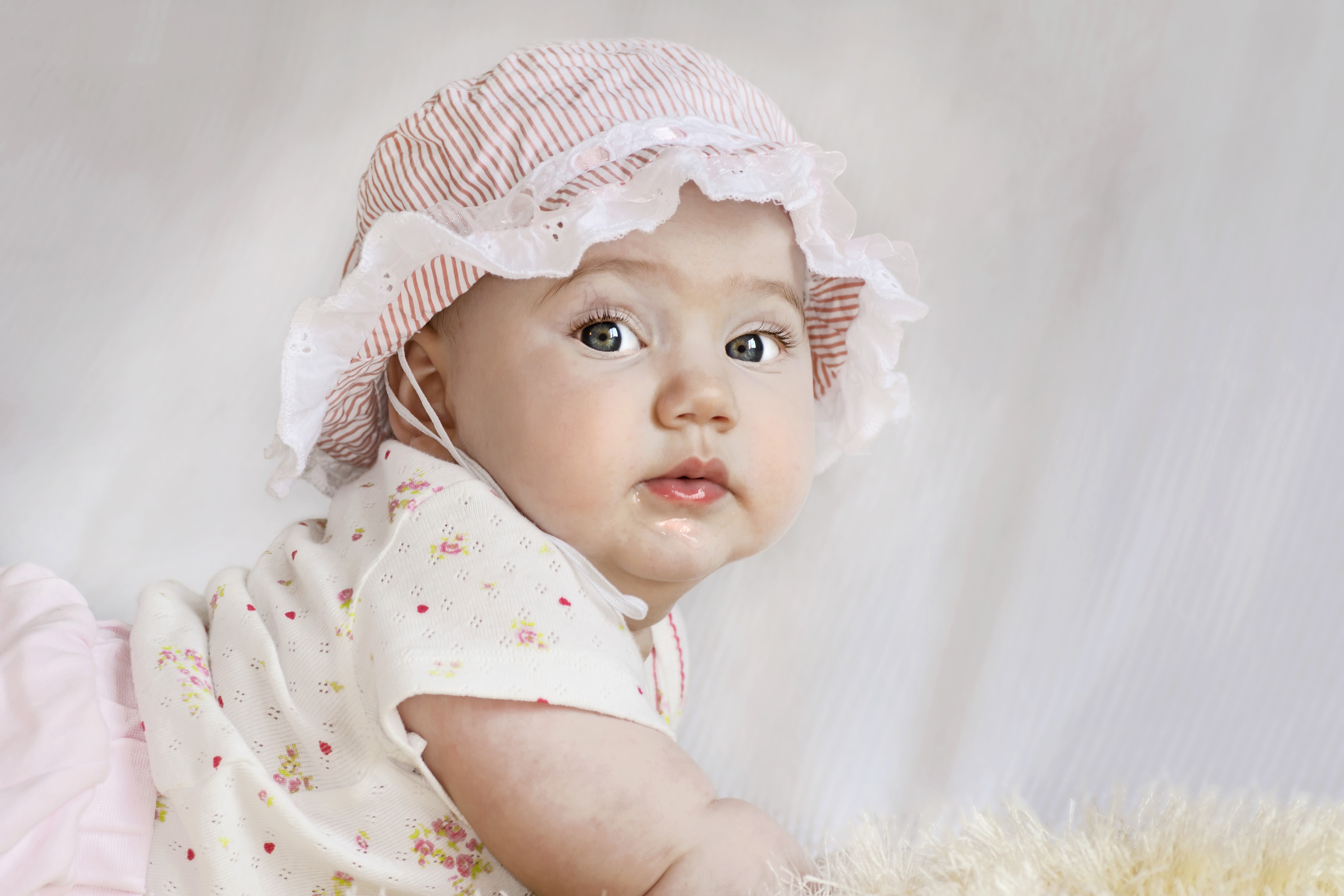 Baby girl wearing a bonnet and dress HD Wallpaper